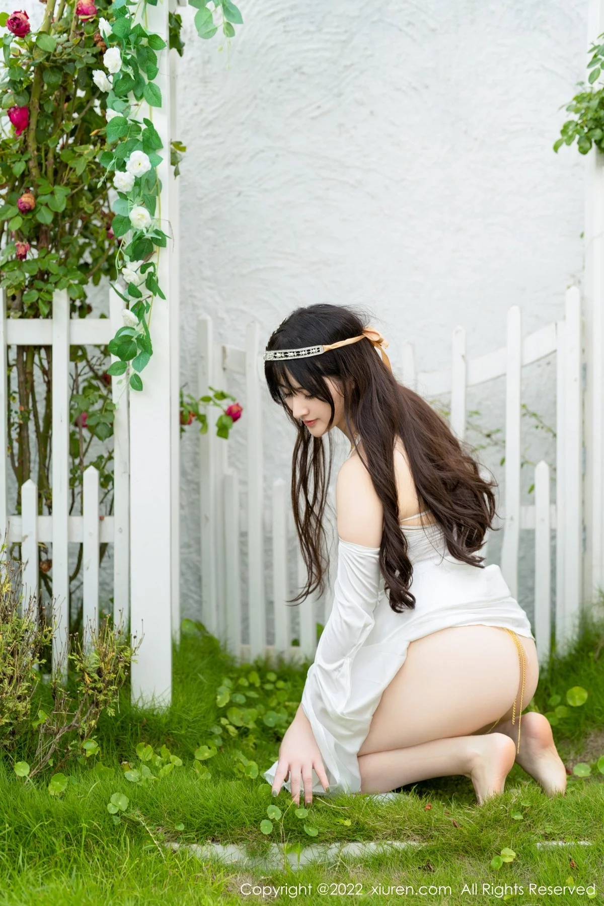 [[XiuRen秀人网]秀人网]No.5288_模特诗诗kiki大理旅拍白色露肩长裙秀诱人金色内衣惹火诱惑写真59P