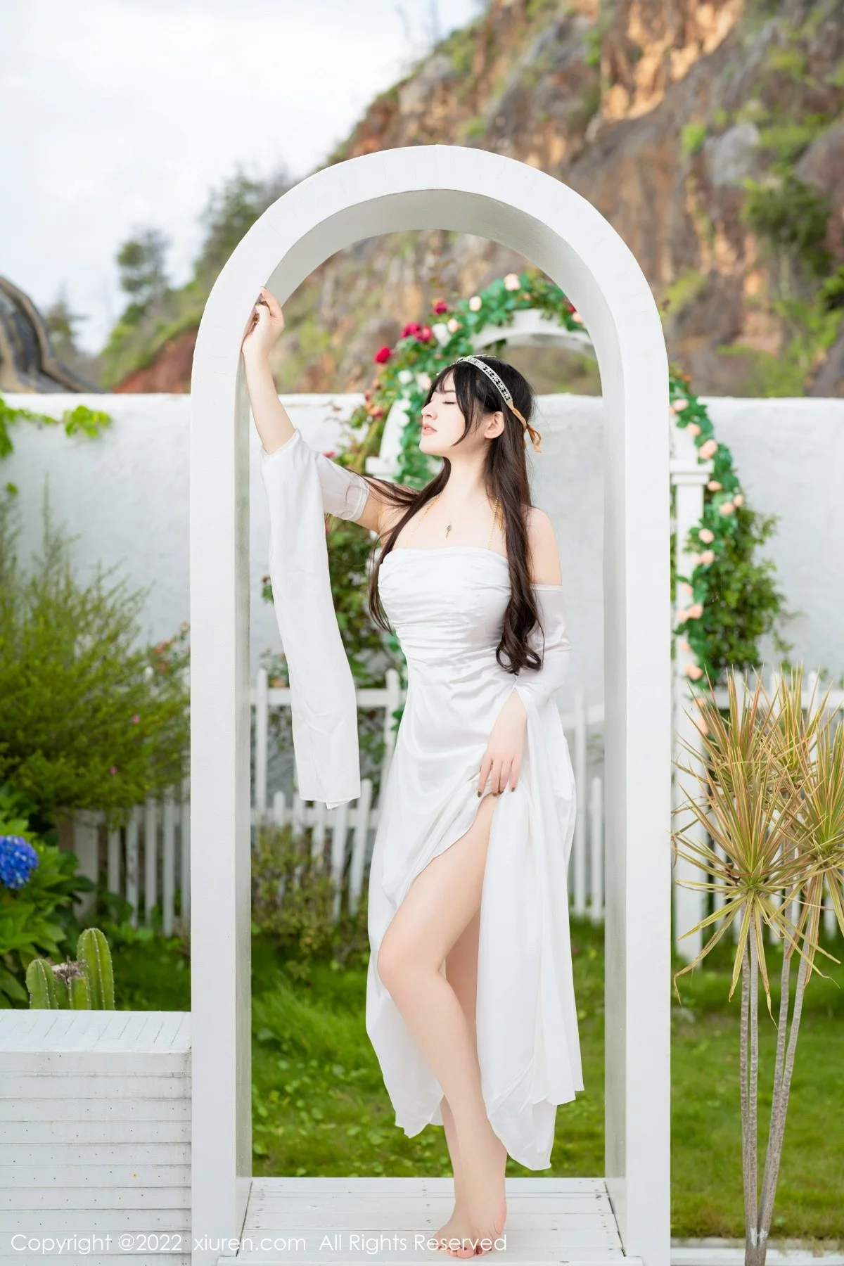 [[XiuRen秀人网]秀人网]No.5288_模特诗诗kiki大理旅拍白色露肩长裙秀诱人金色内衣惹火诱惑写真59P