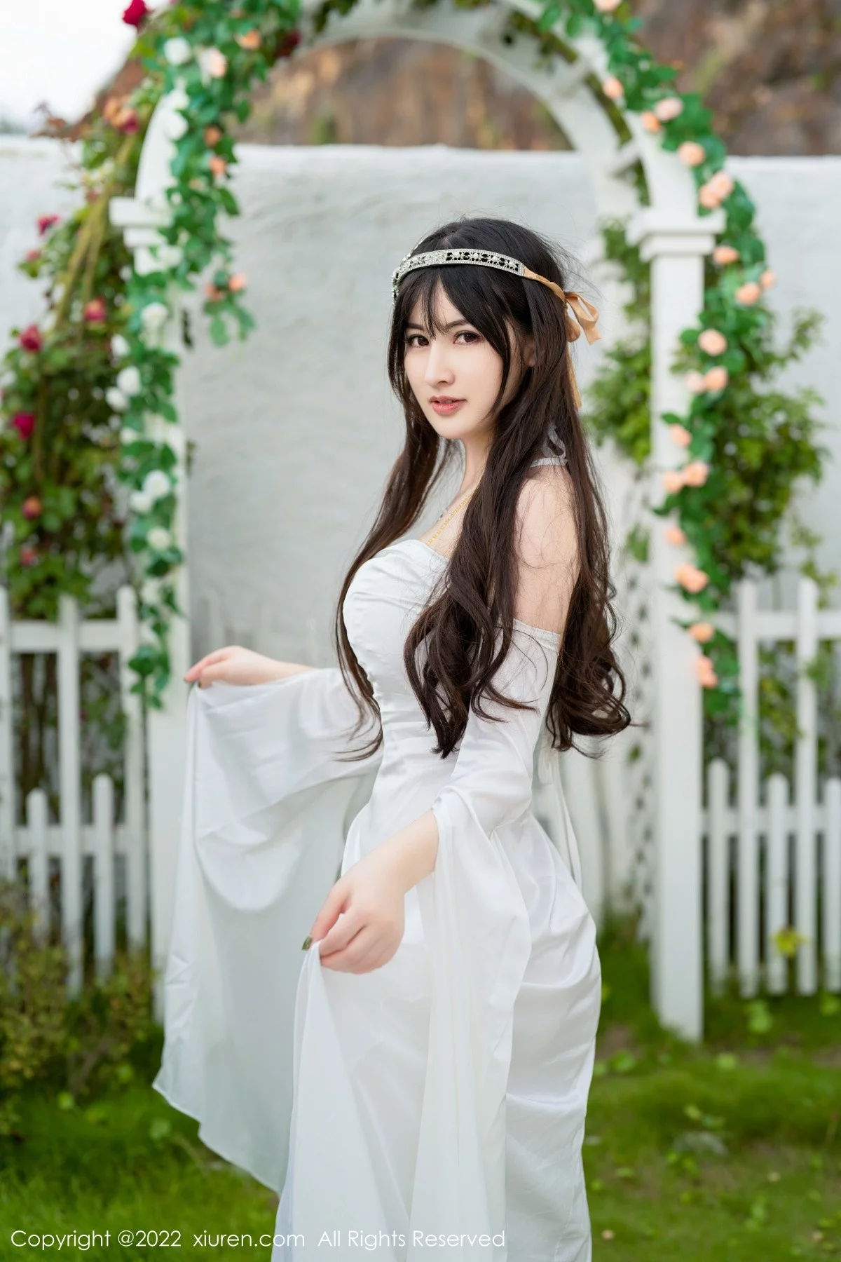 [[XiuRen秀人网]秀人网]No.5288_模特诗诗kiki大理旅拍白色露肩长裙秀诱人金色内衣惹火诱惑写真59P