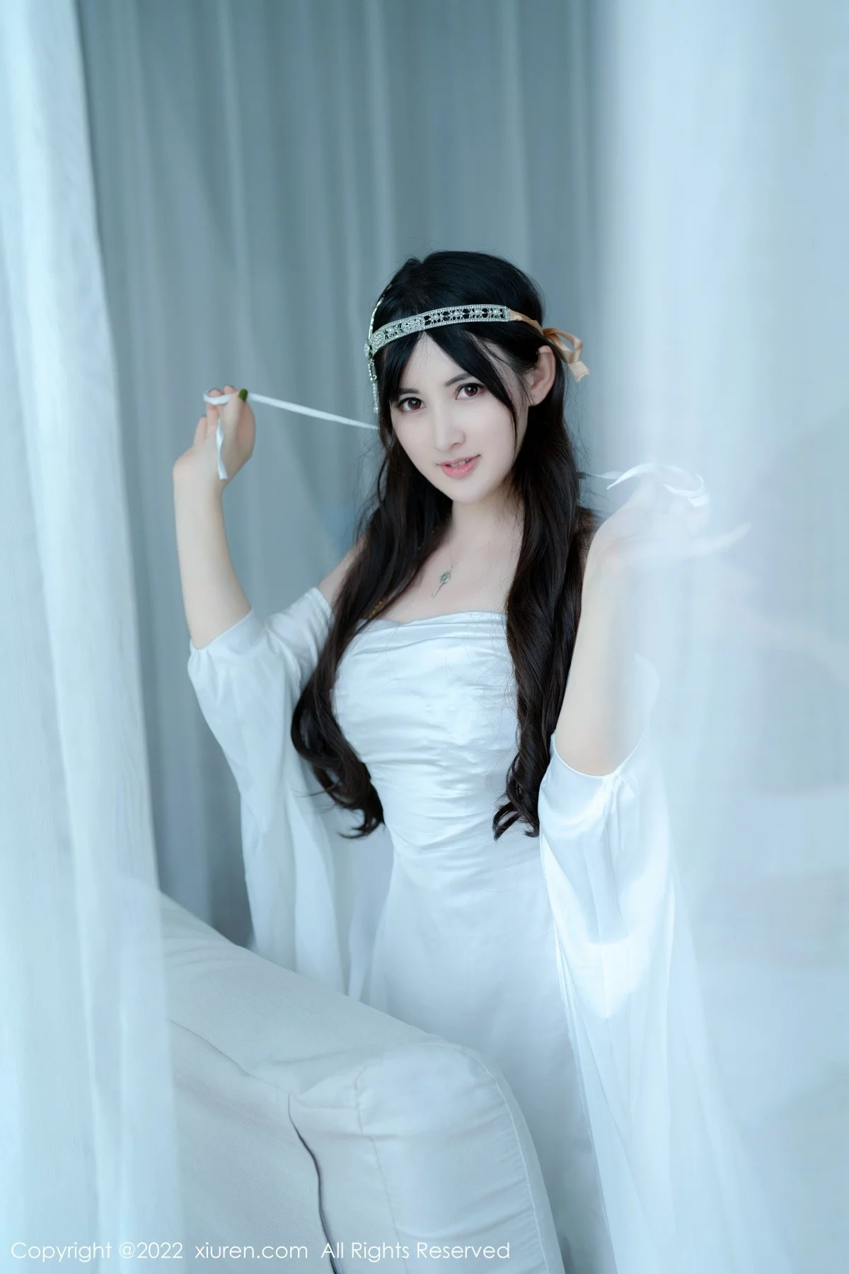 [[XiuRen秀人网]秀人网]No.5288_模特诗诗kiki大理旅拍白色露肩长裙秀诱人金色内衣惹火诱惑写真59P