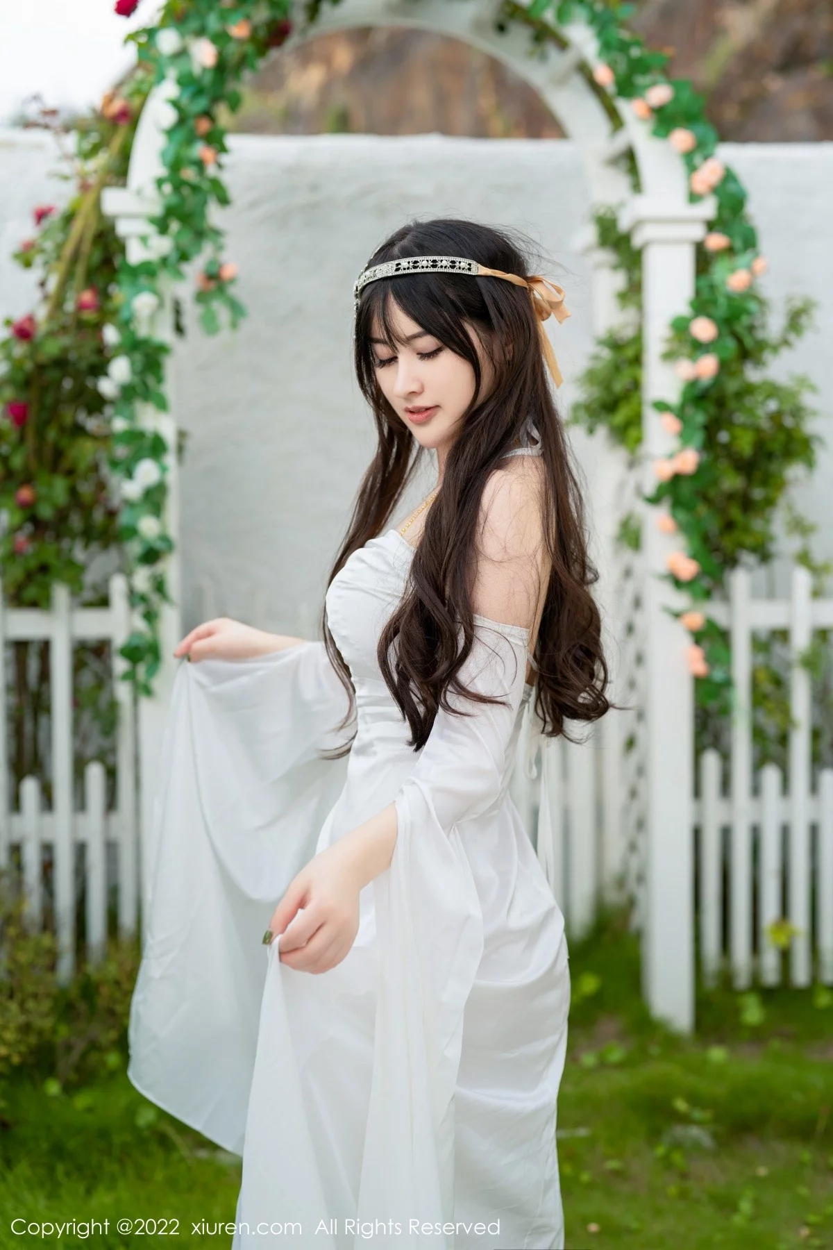 [[XiuRen秀人网]秀人网]No.5288_模特诗诗kiki大理旅拍白色露肩长裙秀诱人金色内衣惹火诱惑写真59P