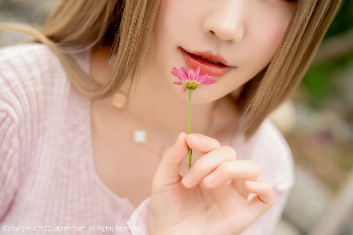 [[XiuRen秀人网]秀人网]No.5295_女神朱可儿Flora大理旅拍粉色上衣配超薄无内肉丝撩人诱惑写真71P