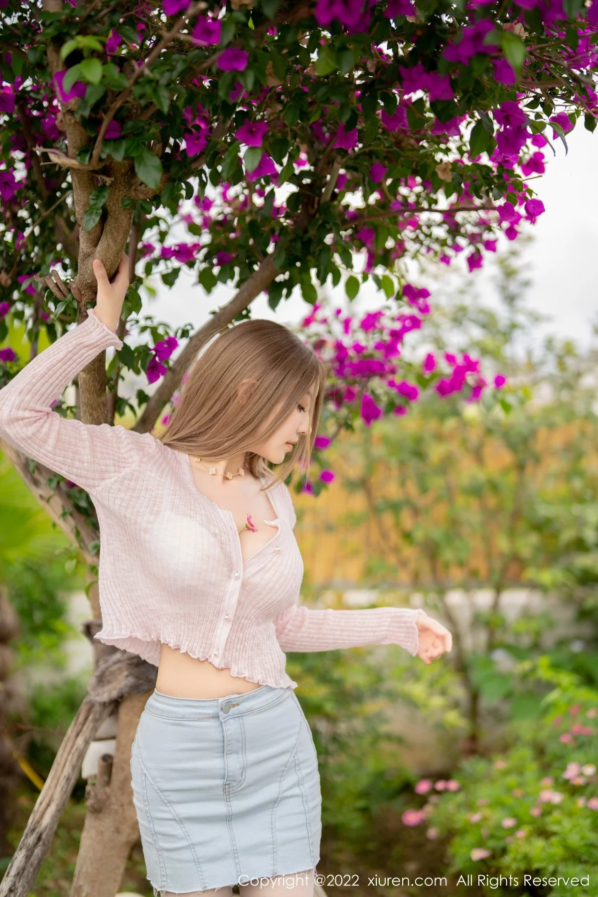 [[XiuRen秀人网]秀人网]No.5295_女神朱可儿Flora大理旅拍粉色上衣配超薄无内肉丝撩人诱惑写真71P