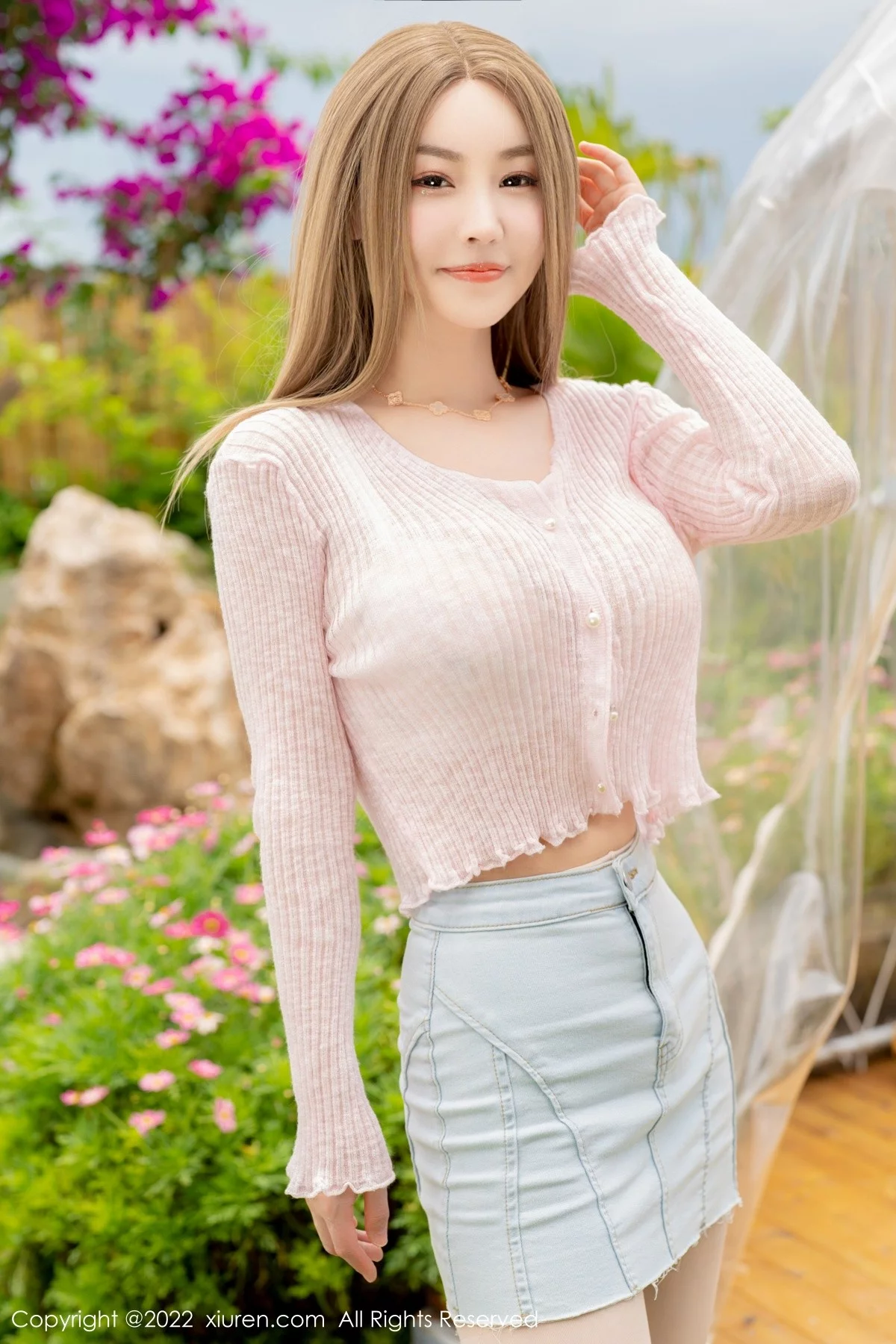 [[XiuRen秀人网]秀人网]No.5295_女神朱可儿Flora大理旅拍粉色上衣配超薄无内肉丝撩人诱惑写真71P