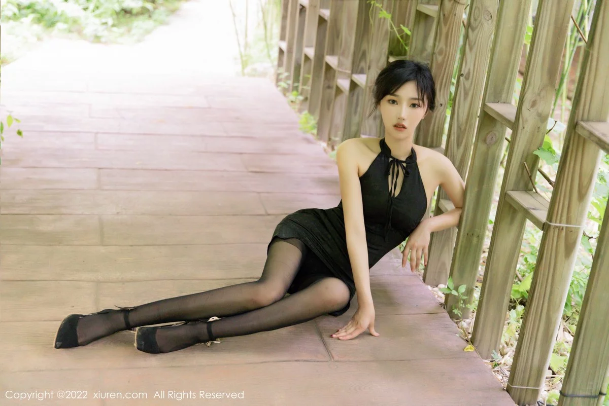[[XiuRen秀人网]秀人网]No.5294_模特西门小玉户外竹林黑色露肩服饰配黑丝秀凹凸身材诱惑写真47P