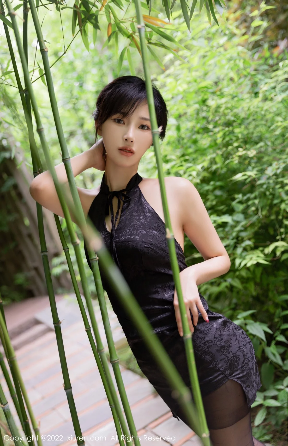 [[XiuRen秀人网]秀人网]No.5294_模特西门小玉户外竹林黑色露肩服饰配黑丝秀凹凸身材诱惑写真47P