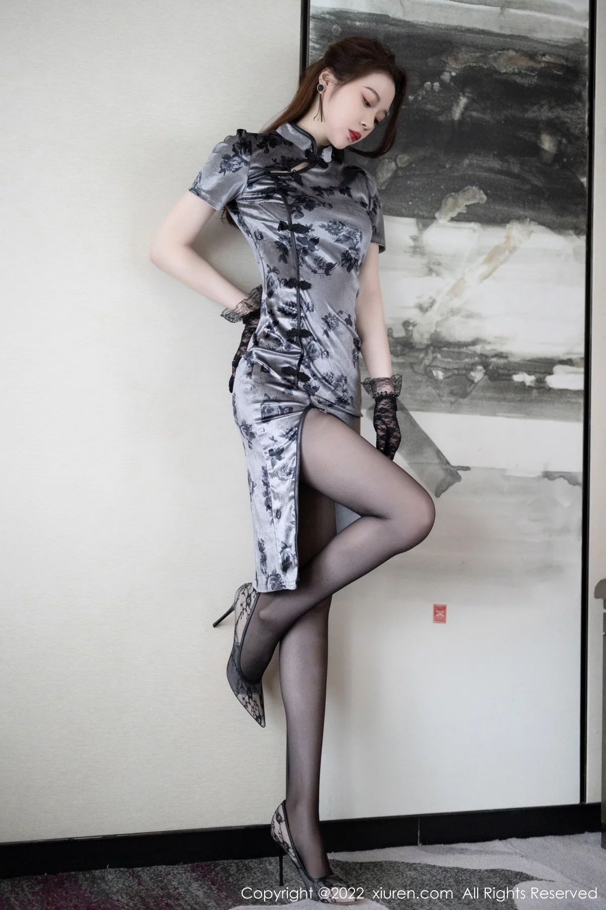 [[XiuRen秀人网]秀人网]No.5174_模特梦心玥心愿旅拍脱暗灰色旗袍露蕾丝内衣无内黑丝诱惑写真85P