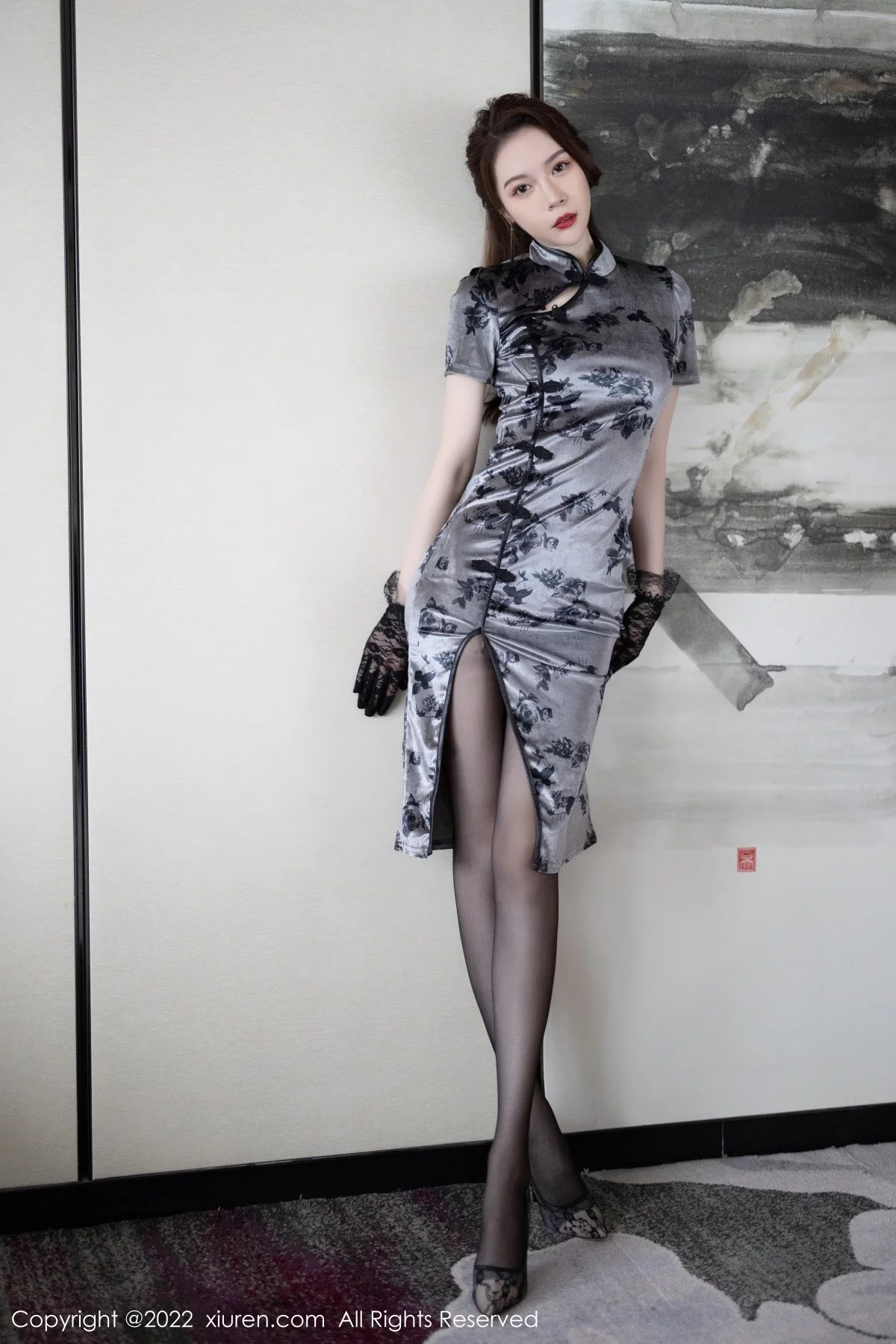 [[XiuRen秀人网]秀人网]No.5174_模特梦心玥心愿旅拍脱暗灰色旗袍露蕾丝内衣无内黑丝诱惑写真85P