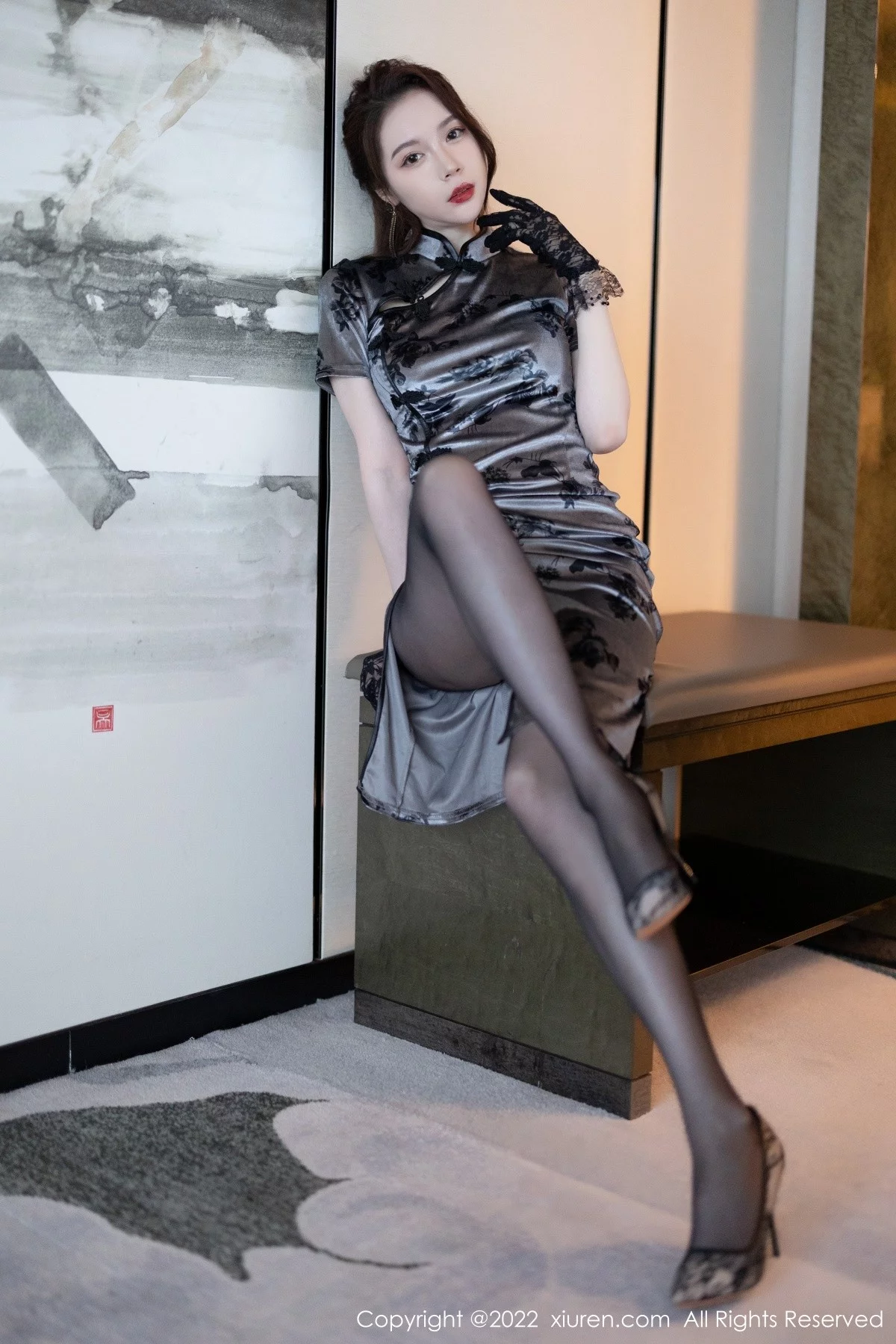 [[XiuRen秀人网]秀人网]No.5174_模特梦心玥心愿旅拍脱暗灰色旗袍露蕾丝内衣无内黑丝诱惑写真85P