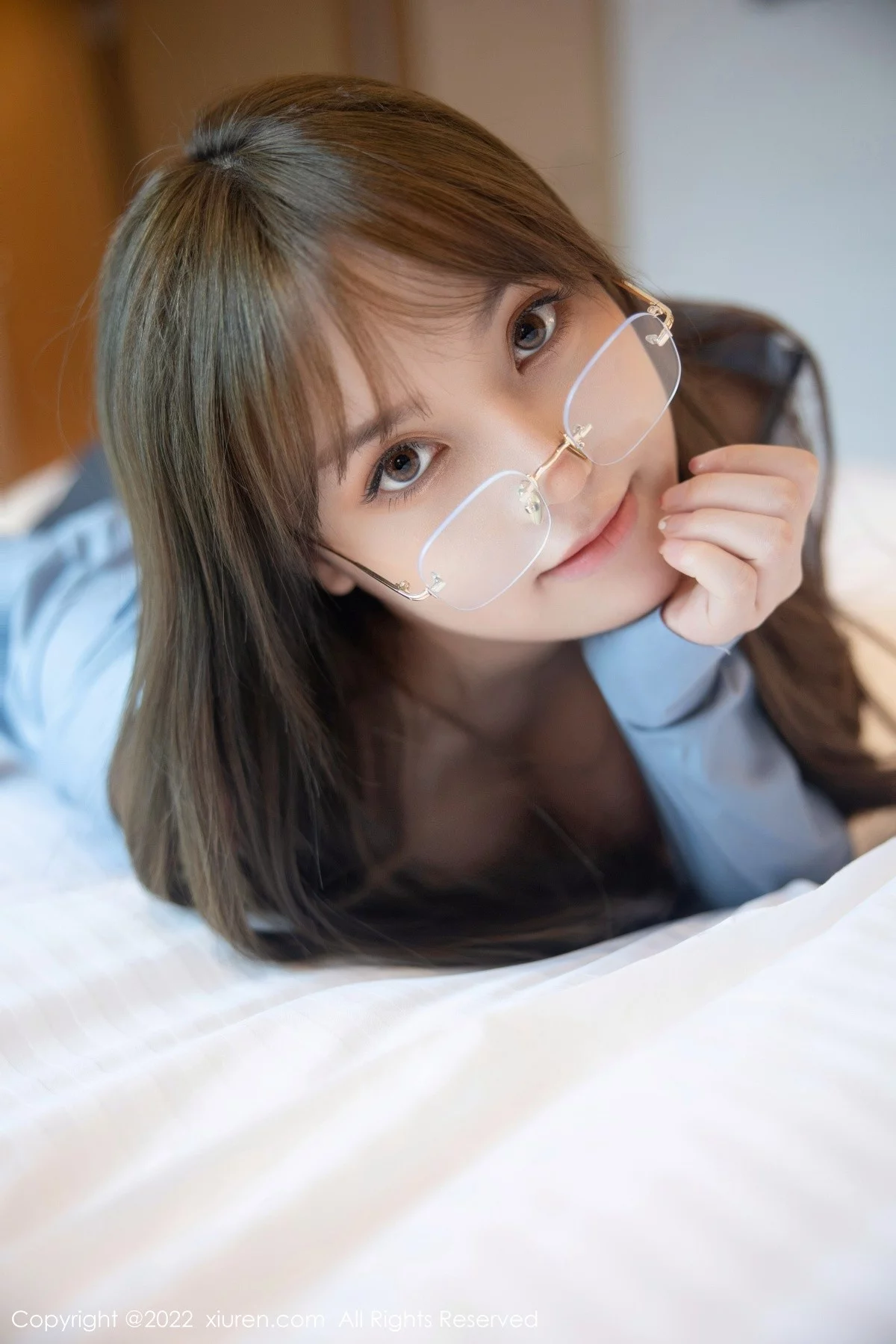 [[XiuRen秀人网]秀人网]No.5179_模特豆瓣酱性感OL装扮蓝灰T配深蓝短裙露红色蕾丝内衣诱惑写真73P