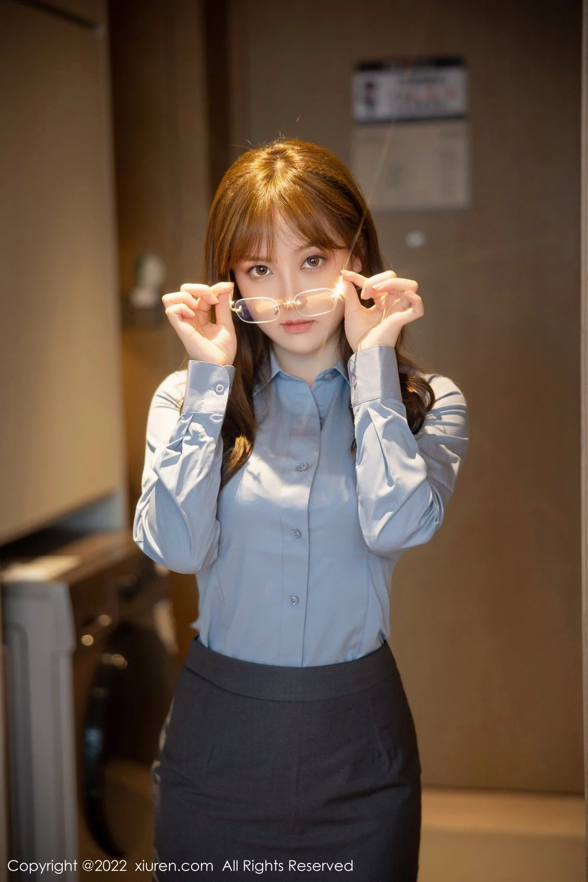 [[XiuRen秀人网]秀人网]No.5179_模特豆瓣酱性感OL装扮蓝灰T配深蓝短裙露红色蕾丝内衣诱惑写真73P