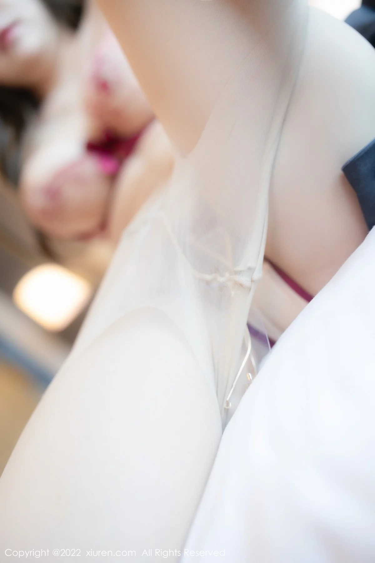 [[XiuRen秀人网]秀人网]No.5179_模特豆瓣酱性感OL装扮蓝灰T配深蓝短裙露红色蕾丝内衣诱惑写真73P