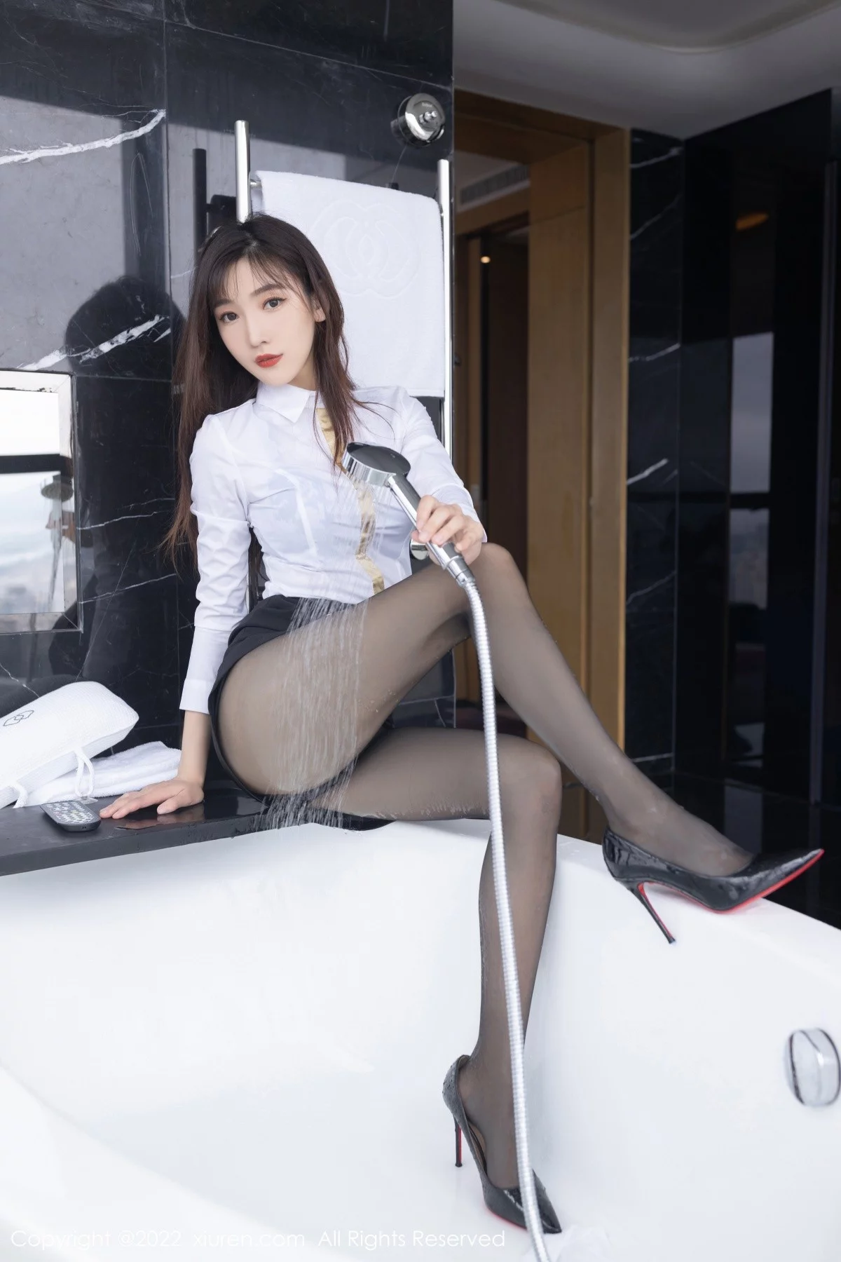 [[XiuRen秀人网]秀人网]No.5183_模特陆萱萱广州-云南旅拍角色扮演性感内衣配无内黑丝诱惑写真73P