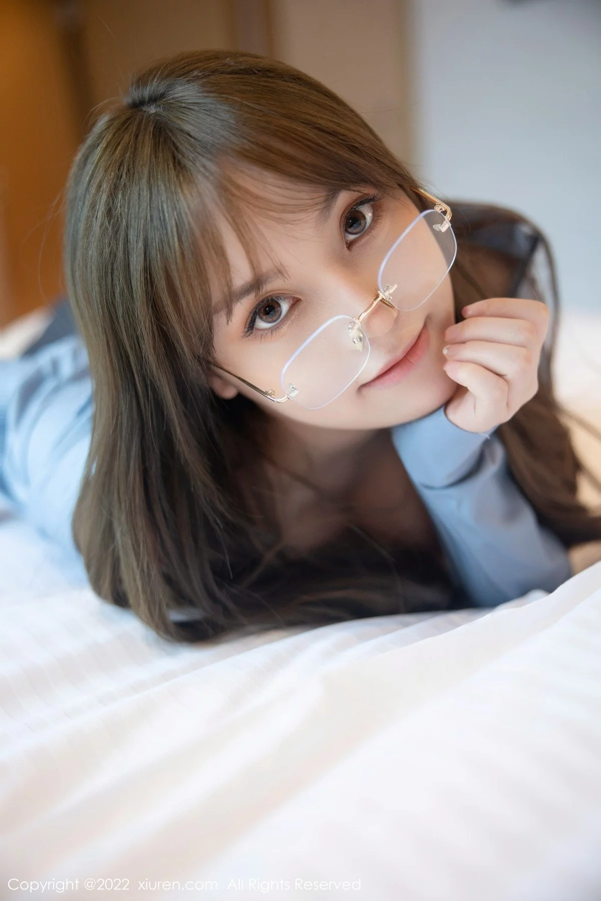 [[XiuRen秀人网]秀人网]No.5179_模特豆瓣酱性感OL装扮蓝灰T配深蓝短裙露红色蕾丝内衣诱惑写真73P