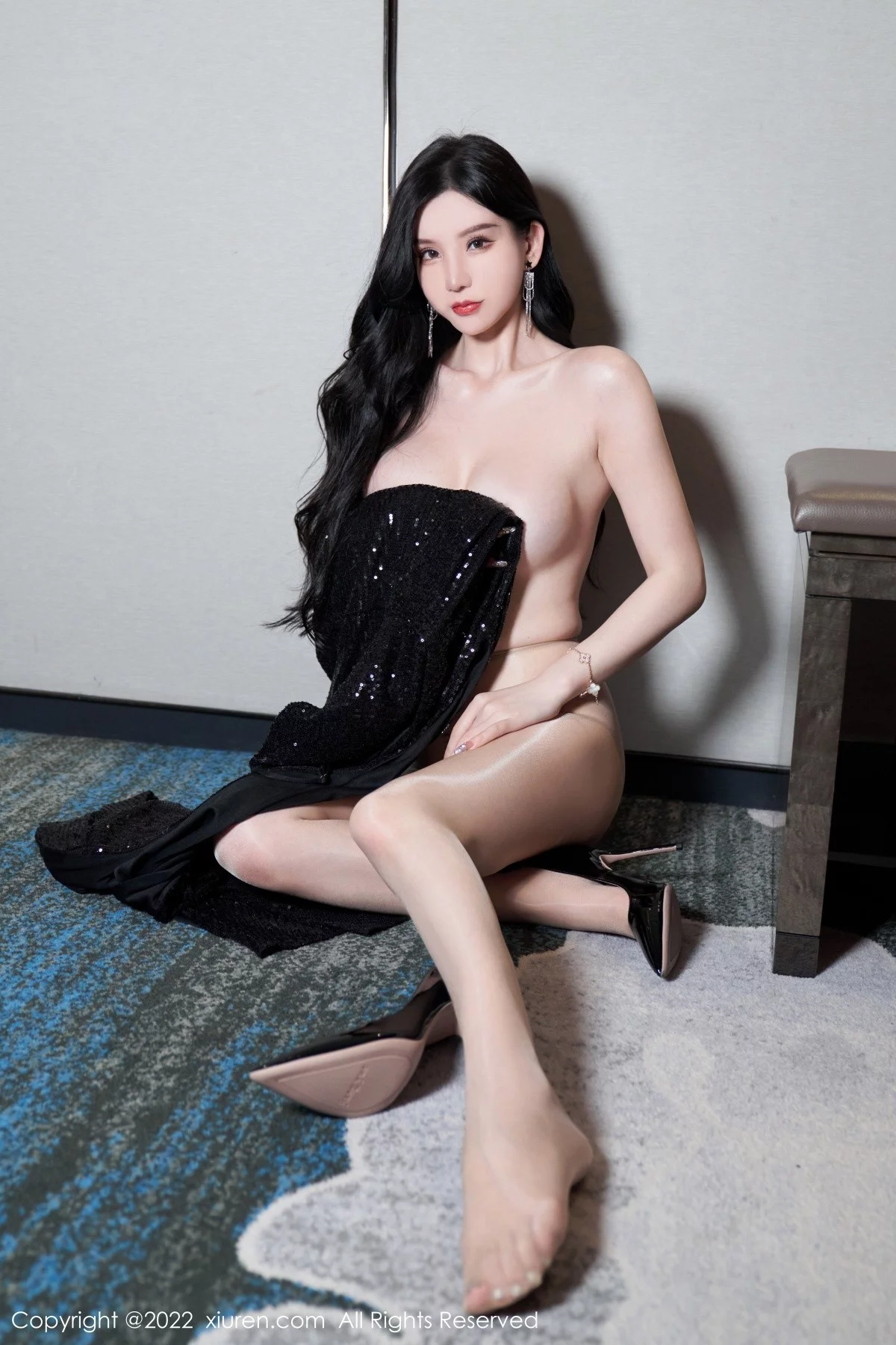 [[XiuRen秀人网]秀人网]No.5190_女神周于希Sally心愿旅拍黑色闪亮吊带长裙配超薄肉丝诱惑写真90P