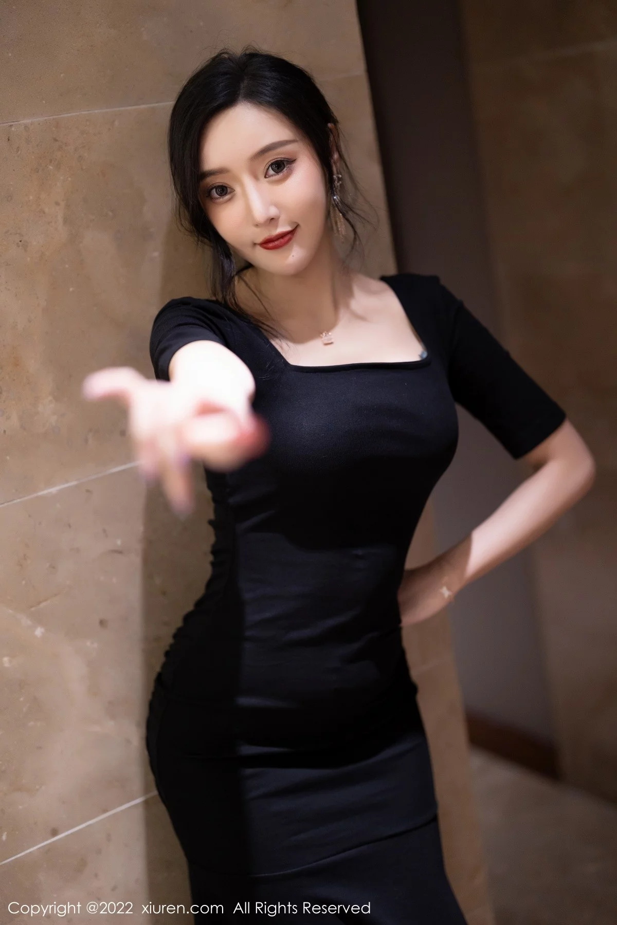 [[XiuRen秀人网]秀人网]No.5187_女神王馨瑶yanni半脱连衣裙露性感蕾丝内衣秀完美身材诱惑写真60P