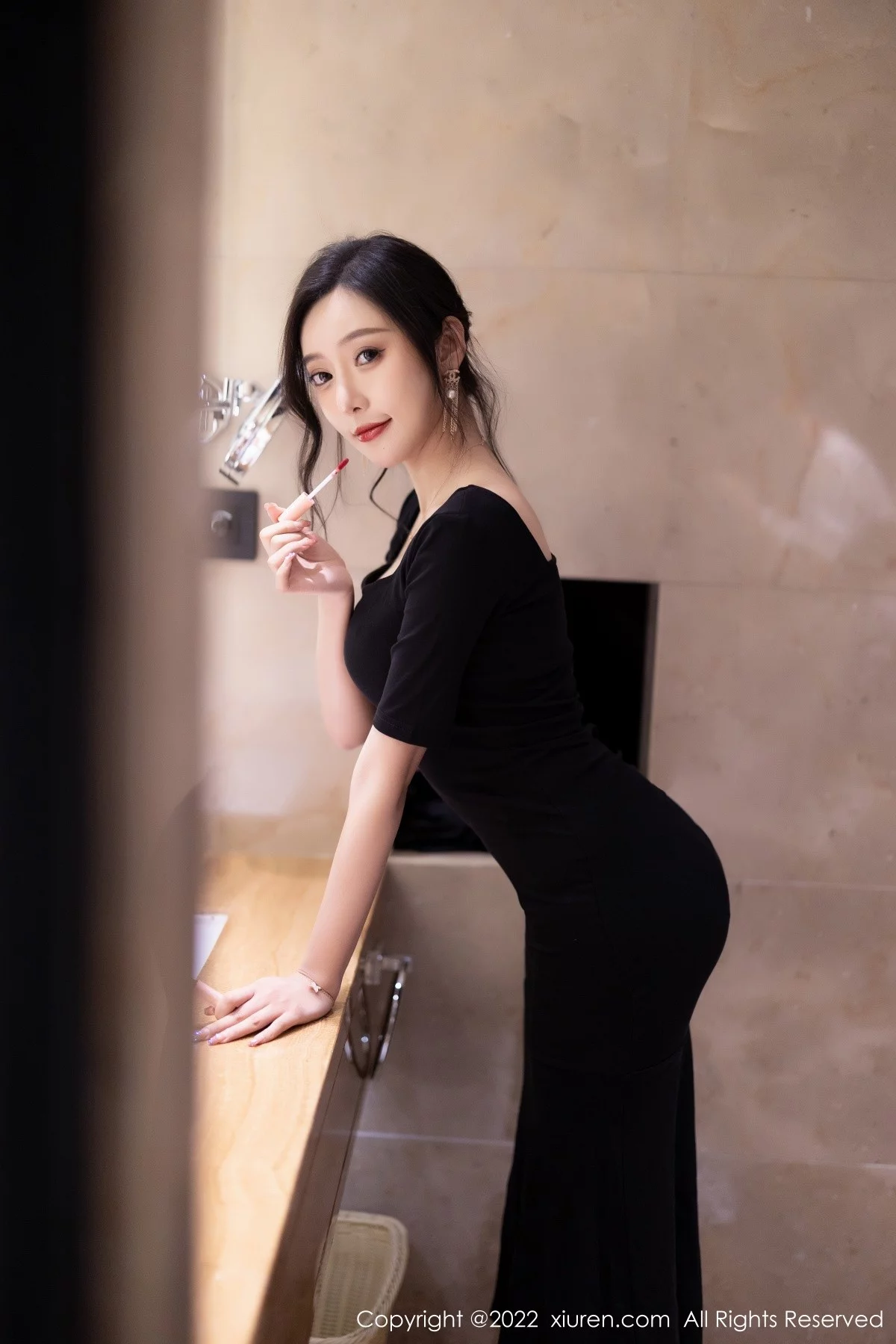 [[XiuRen秀人网]秀人网]No.5187_女神王馨瑶yanni半脱连衣裙露性感蕾丝内衣秀完美身材诱惑写真60P