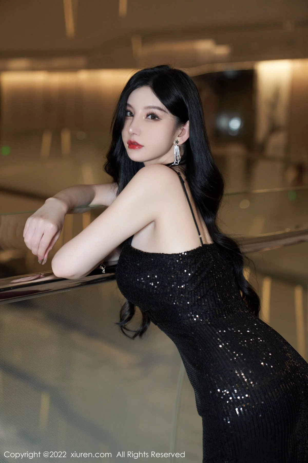 [[XiuRen秀人网]秀人网]No.5190_女神周于希Sally心愿旅拍黑色闪亮吊带长裙配超薄肉丝诱惑写真90P