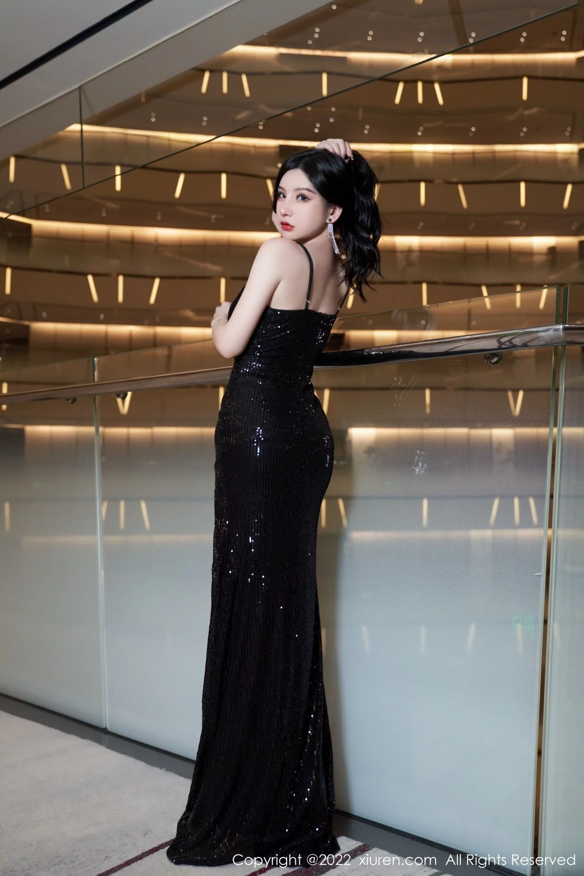 [[XiuRen秀人网]秀人网]No.5190_女神周于希Sally心愿旅拍黑色闪亮吊带长裙配超薄肉丝诱惑写真90P