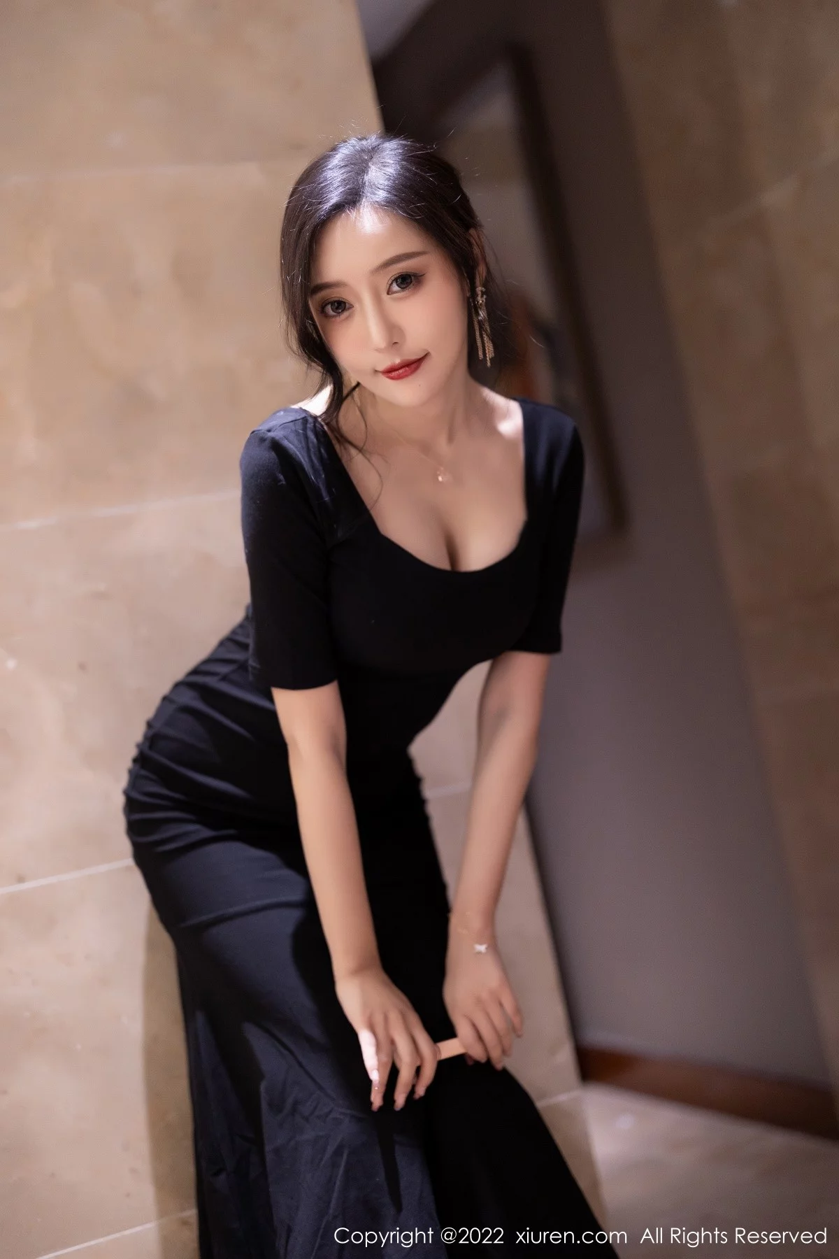 [[XiuRen秀人网]秀人网]No.5187_女神王馨瑶yanni半脱连衣裙露性感蕾丝内衣秀完美身材诱惑写真60P