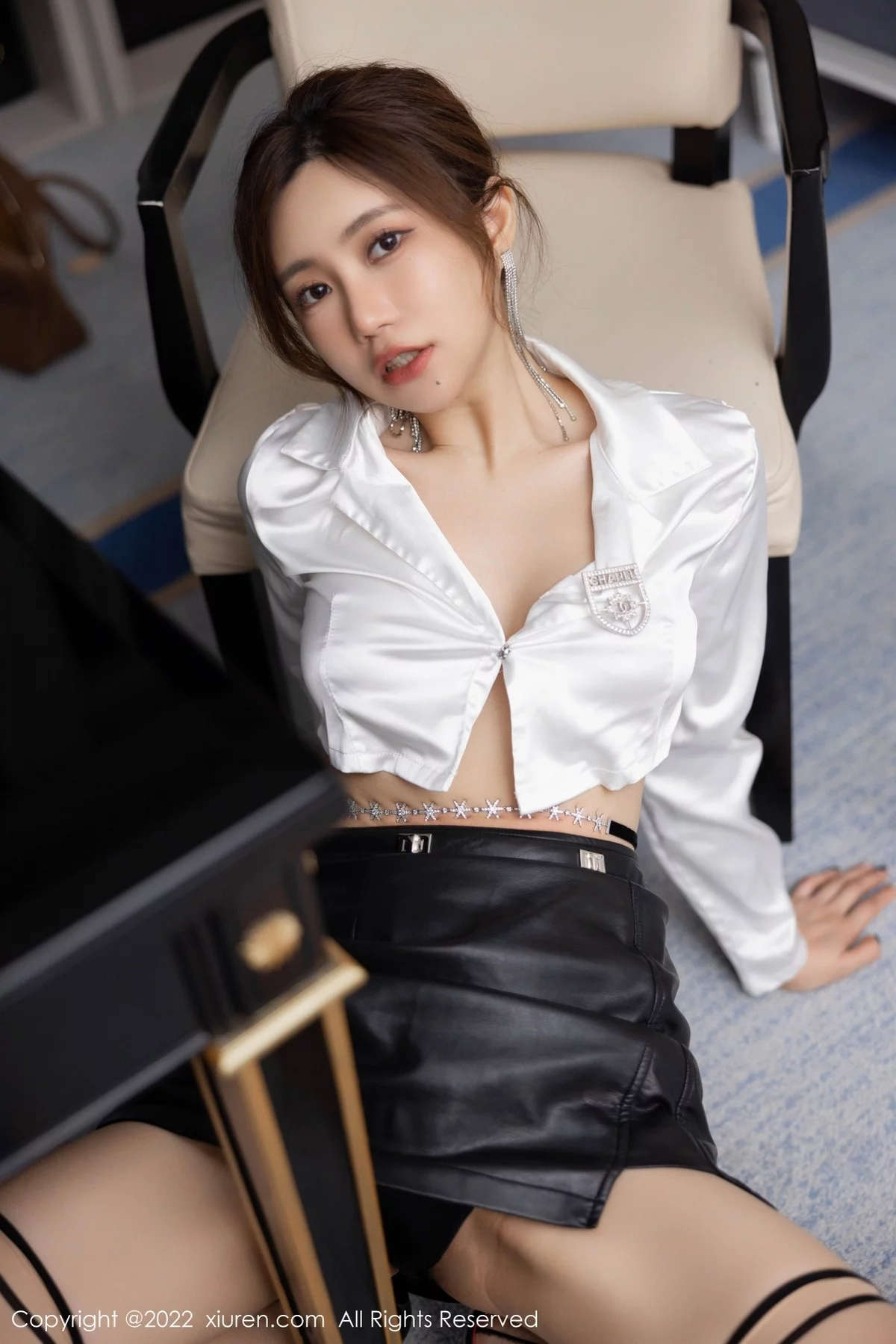 [[XiuRen秀人网]秀人网]No.5189_女神绮里嘉ula海南心愿旅拍白色上衣配黑短裙原色丝袜诱惑写真85P