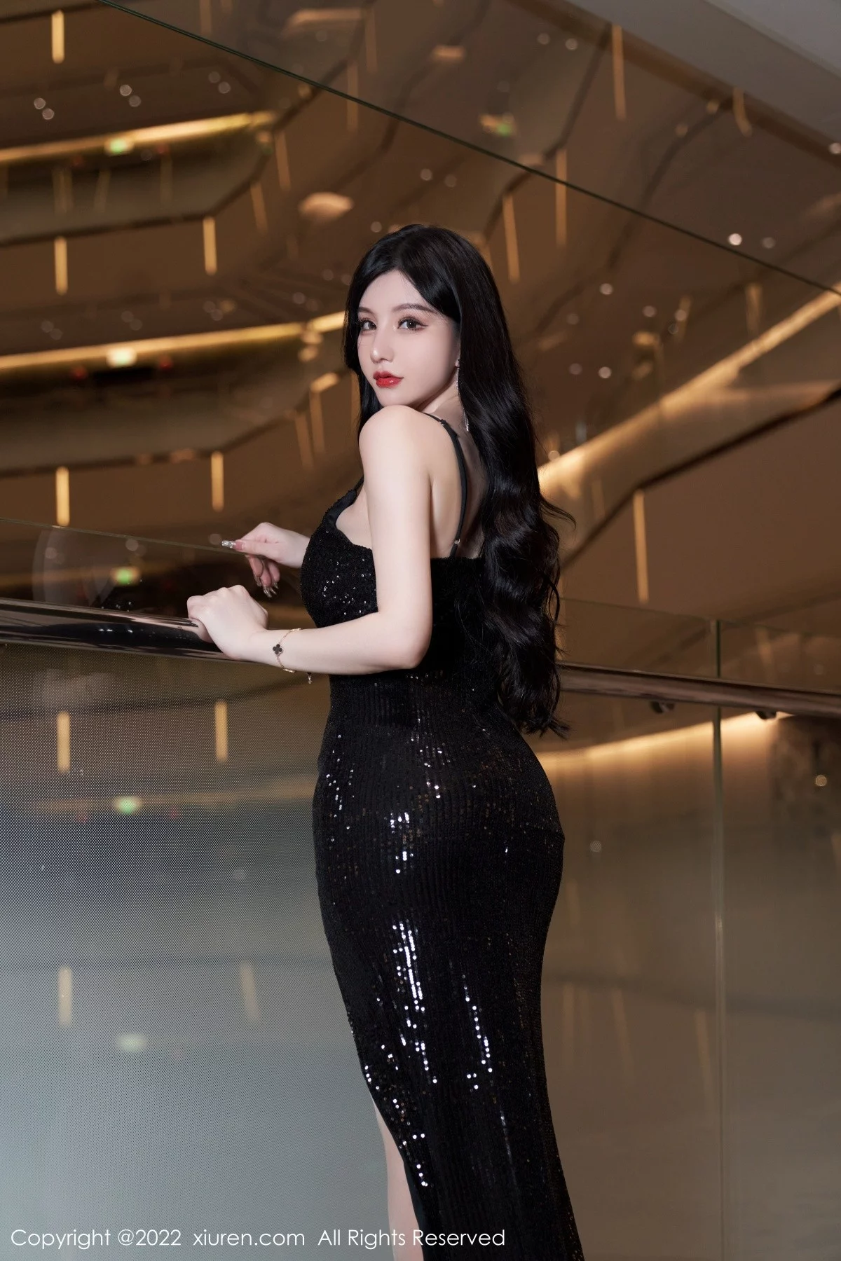 [[XiuRen秀人网]秀人网]No.5190_女神周于希Sally心愿旅拍黑色闪亮吊带长裙配超薄肉丝诱惑写真90P