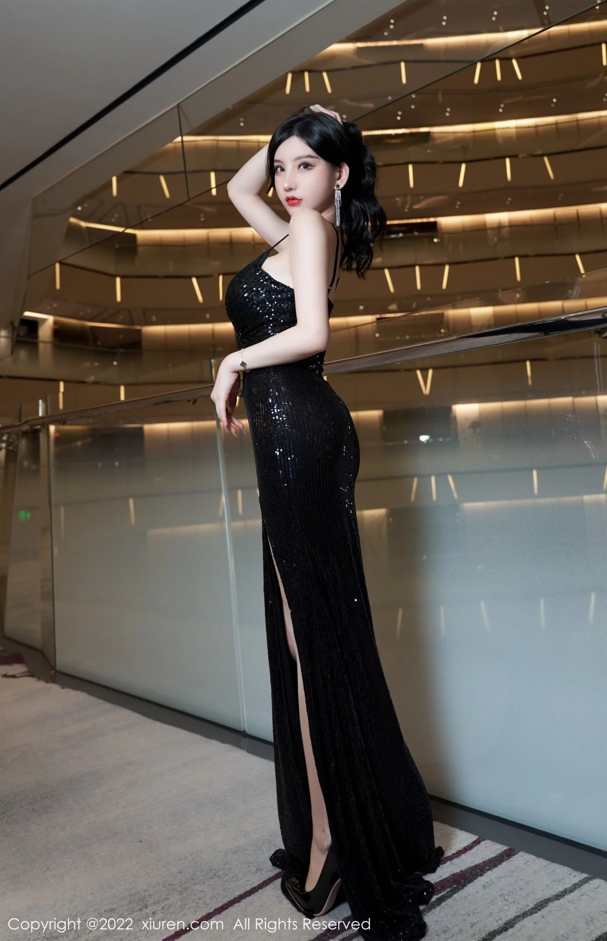 [[XiuRen秀人网]秀人网]No.5190_女神周于希Sally心愿旅拍黑色闪亮吊带长裙配超薄肉丝诱惑写真90P