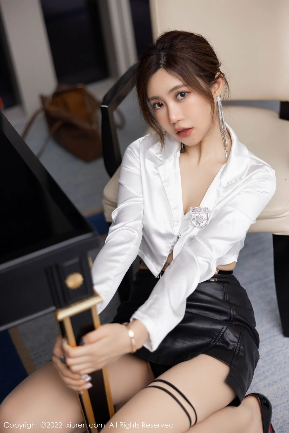 [[XiuRen秀人网]秀人网]No.5189_女神绮里嘉ula海南心愿旅拍白色上衣配黑短裙原色丝袜诱惑写真85P