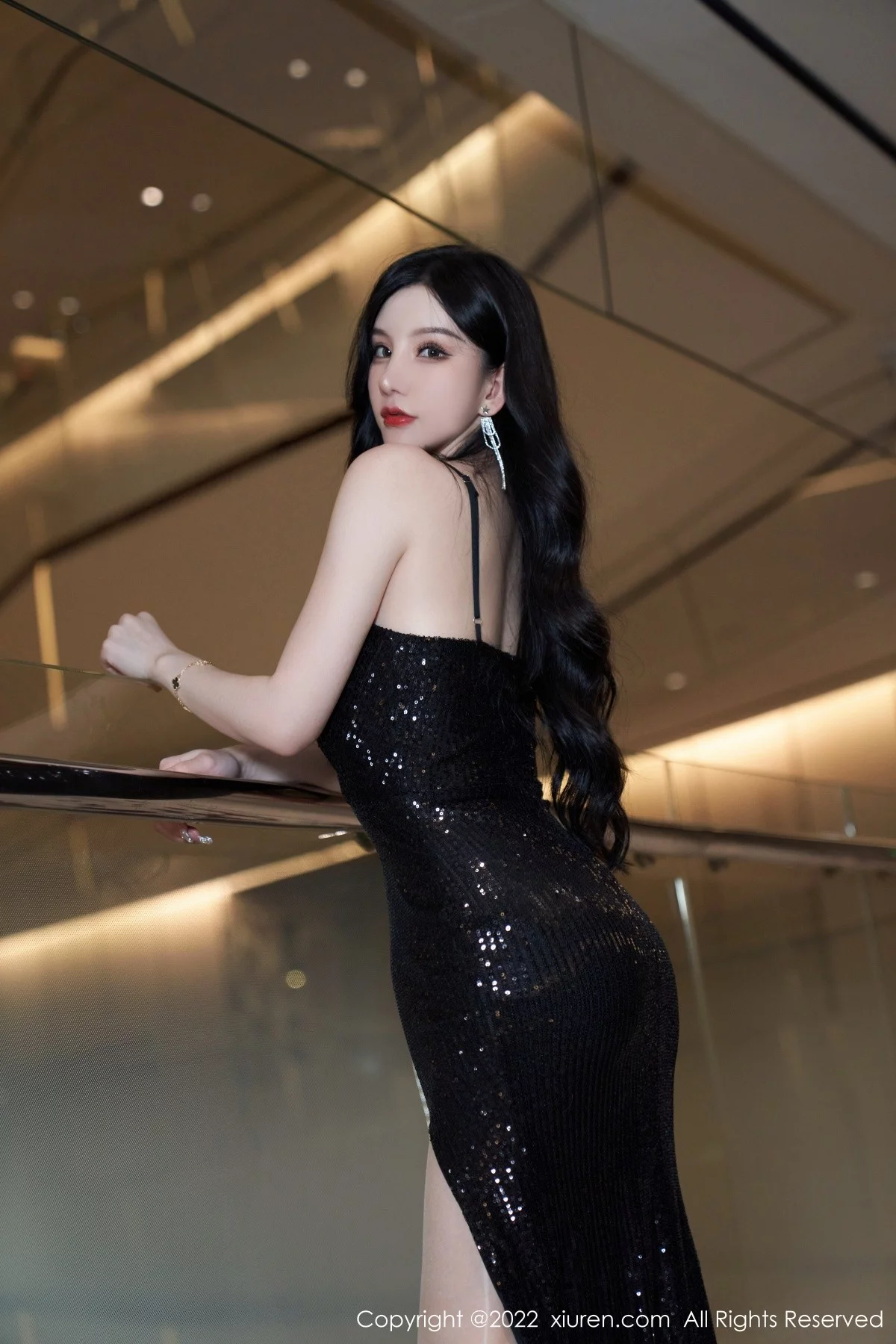 [[XiuRen秀人网]秀人网]No.5190_女神周于希Sally心愿旅拍黑色闪亮吊带长裙配超薄肉丝诱惑写真90P