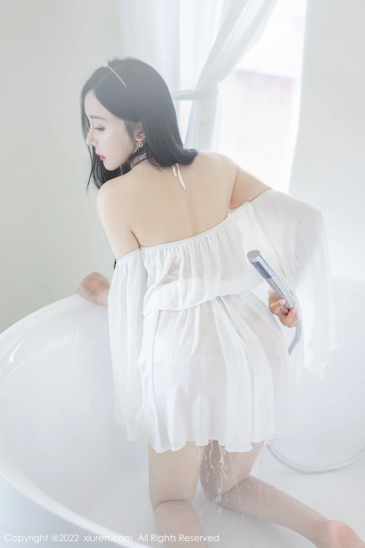 [[XiuRen秀人网]秀人网]No.5188_模特允爾云南心愿旅拍浴室白色轻透服饰湿身秀丰满身材诱惑写真51P