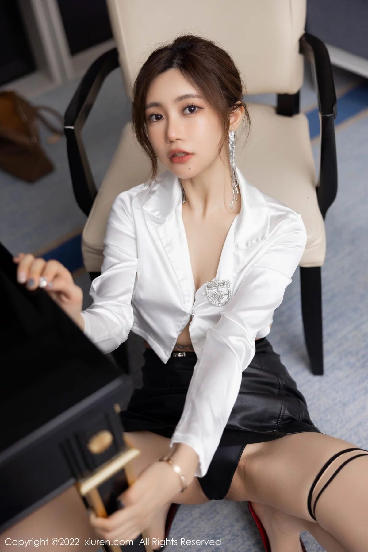 [[XiuRen秀人网]秀人网]No.5189_女神绮里嘉ula海南心愿旅拍白色上衣配黑短裙原色丝袜诱惑写真85P