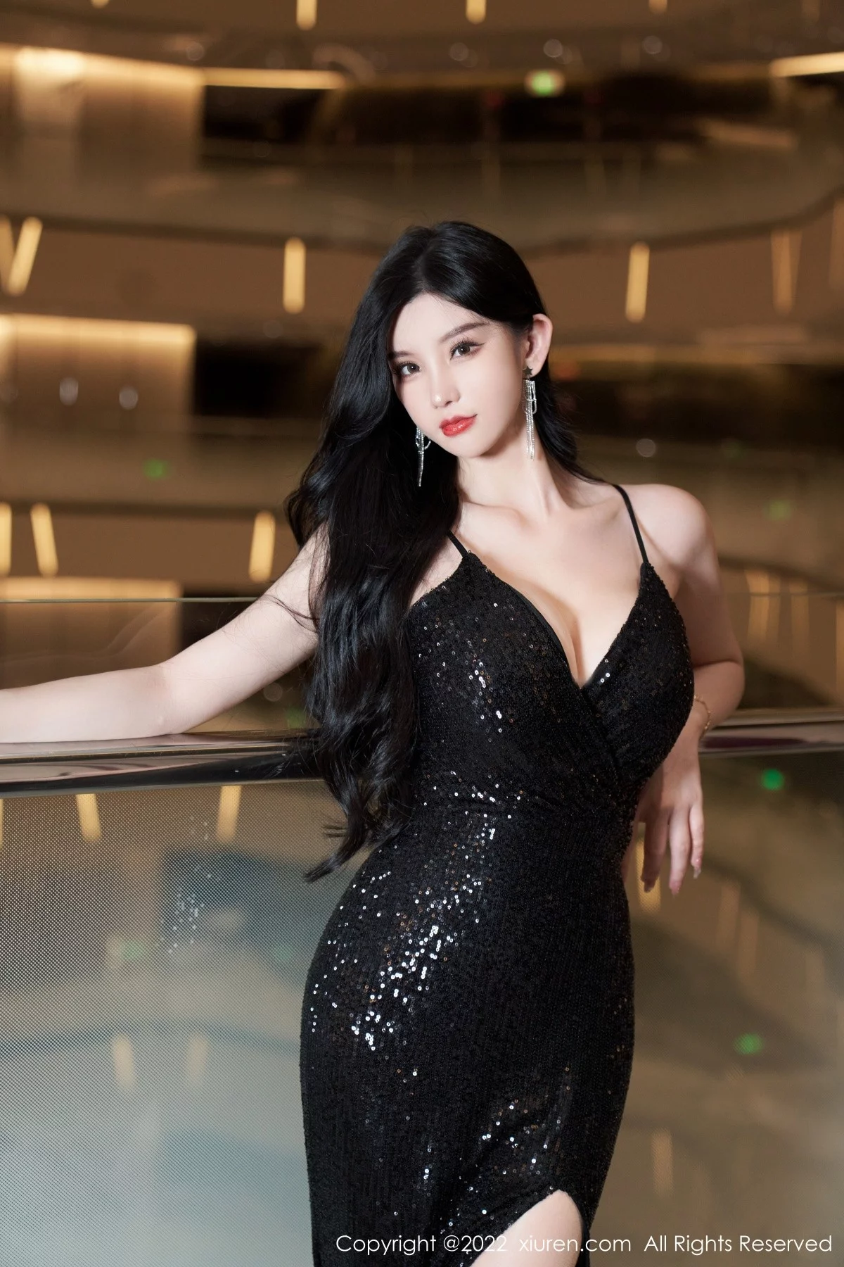 [[XiuRen秀人网]秀人网]No.5190_女神周于希Sally心愿旅拍黑色闪亮吊带长裙配超薄肉丝诱惑写真90P