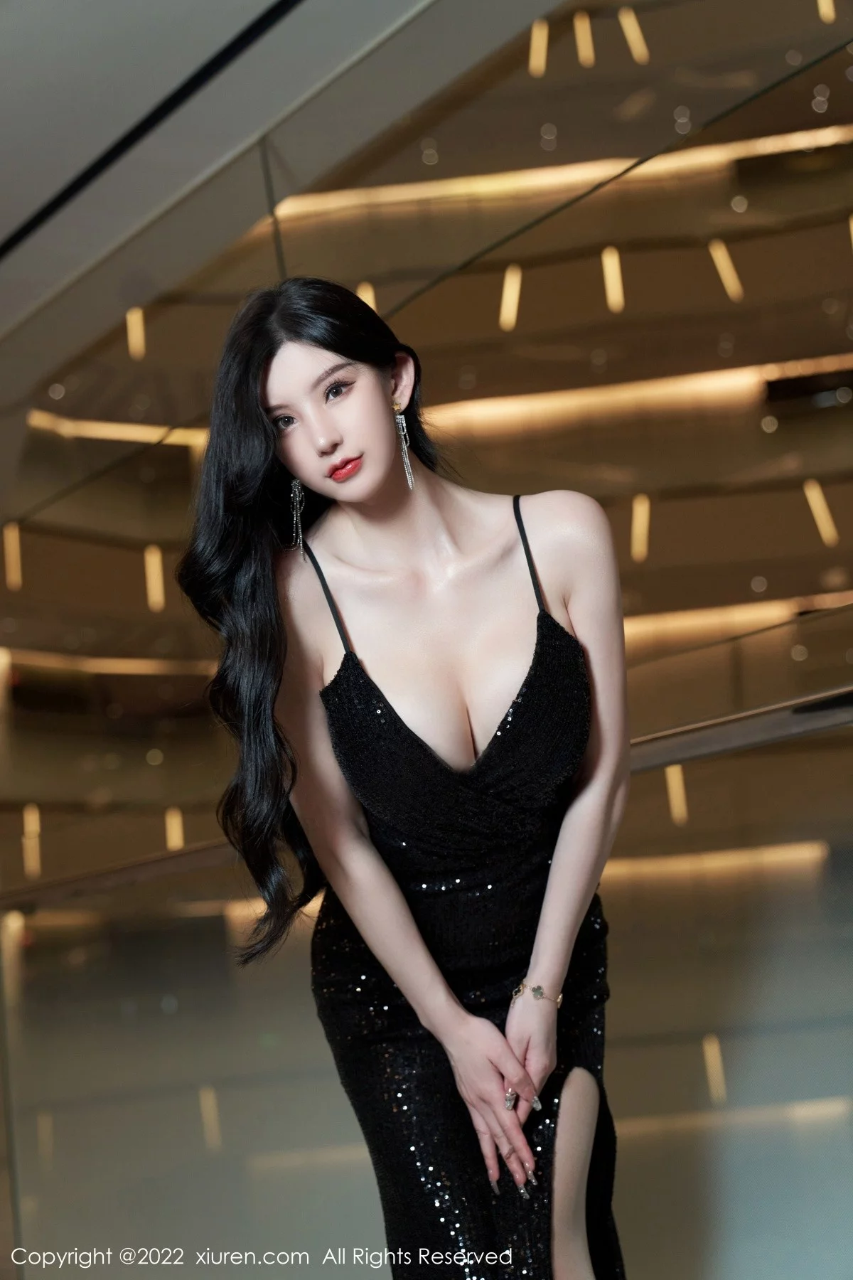 [[XiuRen秀人网]秀人网]No.5190_女神周于希Sally心愿旅拍黑色闪亮吊带长裙配超薄肉丝诱惑写真90P