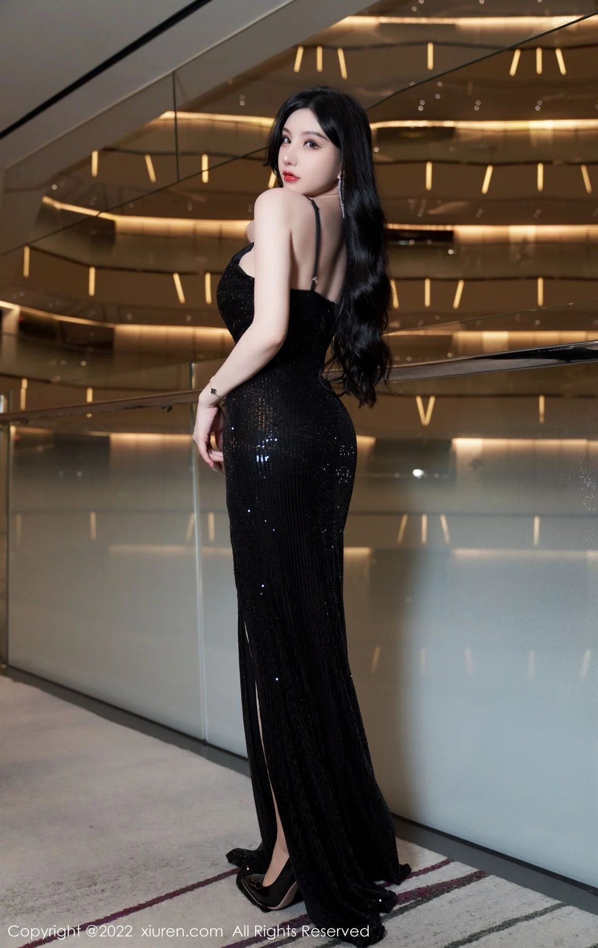 [[XiuRen秀人网]秀人网]No.5190_女神周于希Sally心愿旅拍黑色闪亮吊带长裙配超薄肉丝诱惑写真90P