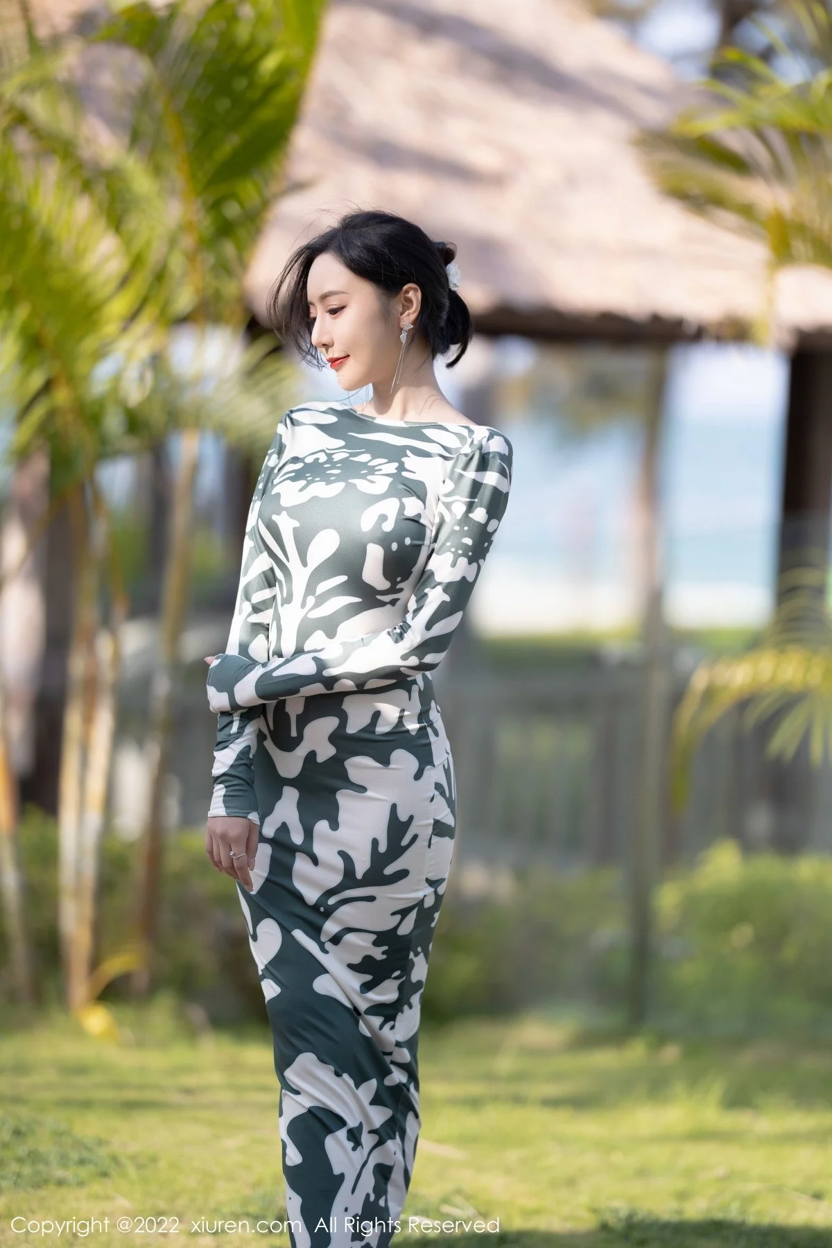 [[XiuRen秀人网]秀人网]No.5194_女神王馨瑶yanni厦门旅拍脱紧身连衣裙露灰色蕾丝内衣诱惑写真90P