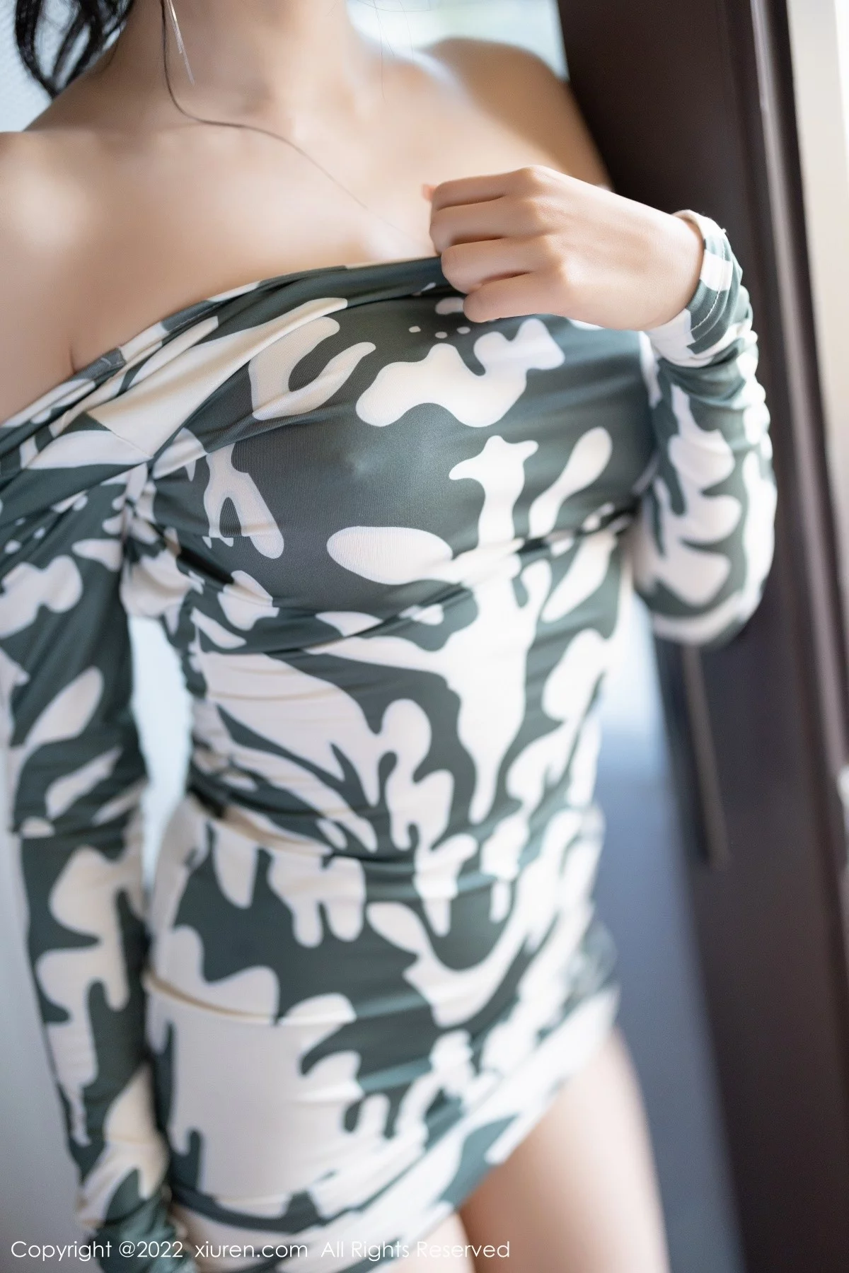 [[XiuRen秀人网]秀人网]No.5194_女神王馨瑶yanni厦门旅拍脱紧身连衣裙露灰色蕾丝内衣诱惑写真90P