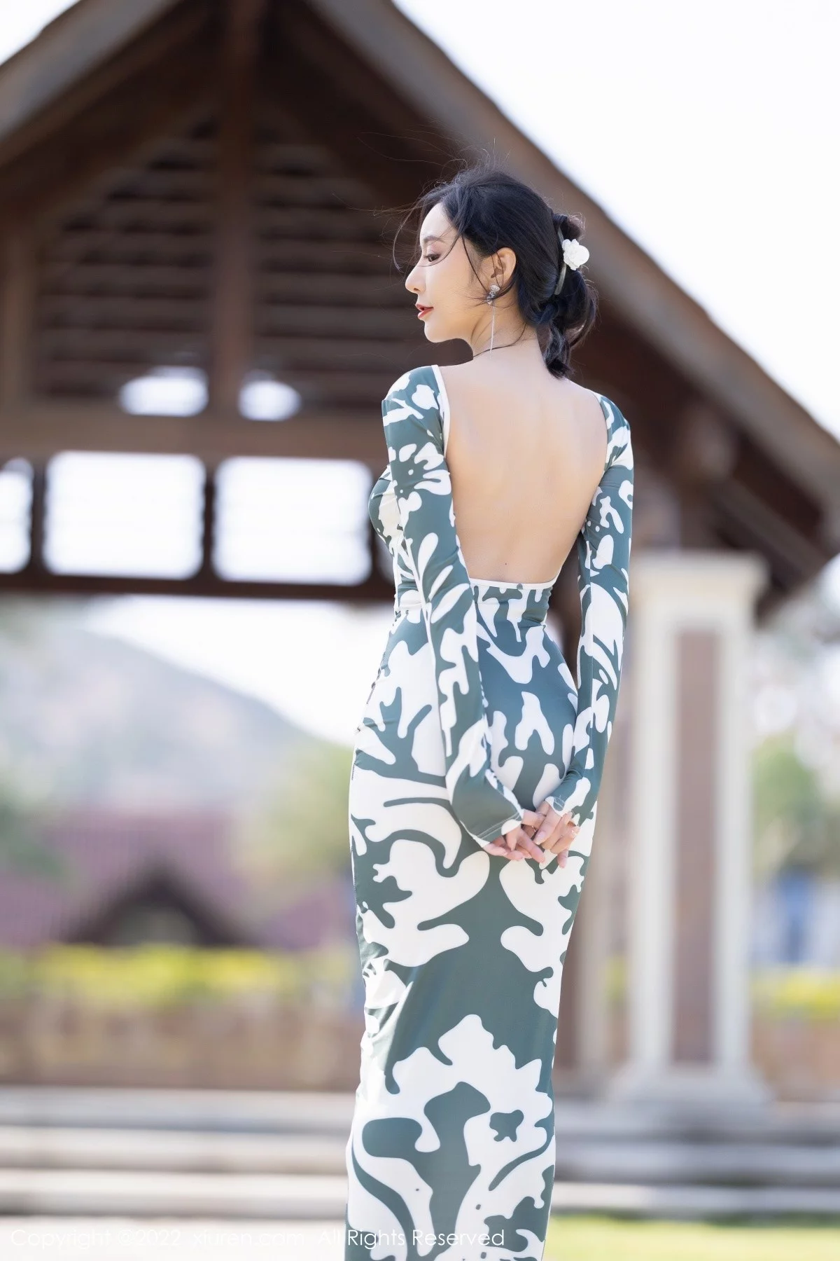 [[XiuRen秀人网]秀人网]No.5194_女神王馨瑶yanni厦门旅拍脱紧身连衣裙露灰色蕾丝内衣诱惑写真90P