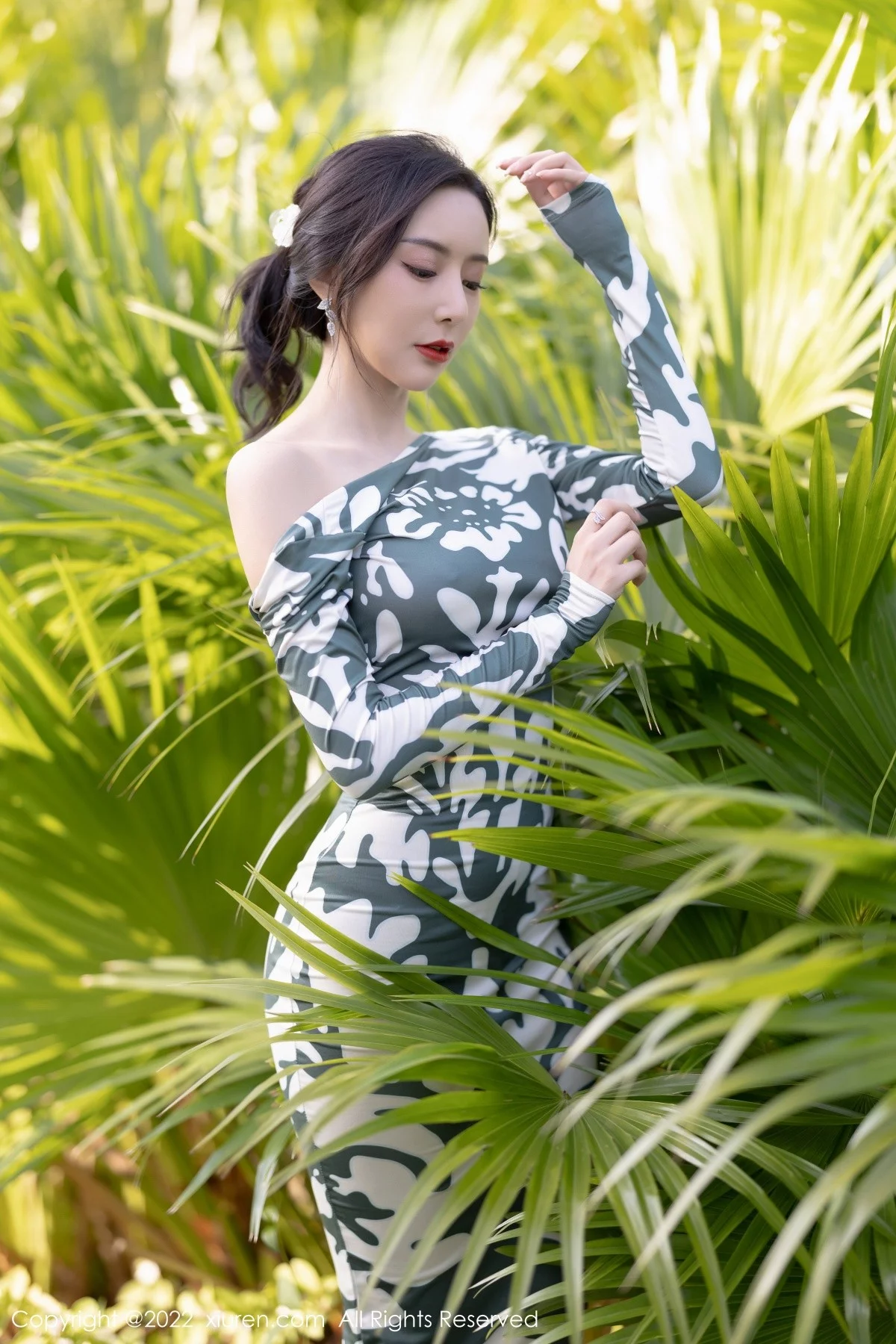 [[XiuRen秀人网]秀人网]No.5194_女神王馨瑶yanni厦门旅拍脱紧身连衣裙露灰色蕾丝内衣诱惑写真90P