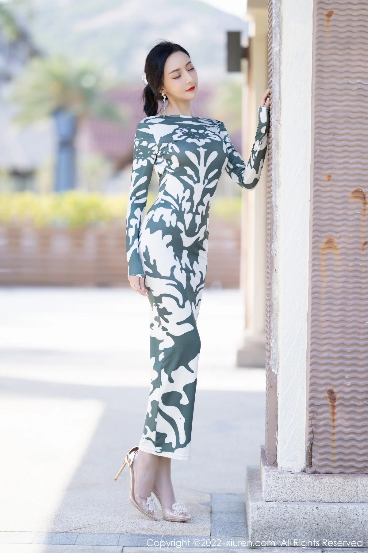 [[XiuRen秀人网]秀人网]No.5194_女神王馨瑶yanni厦门旅拍脱紧身连衣裙露灰色蕾丝内衣诱惑写真90P