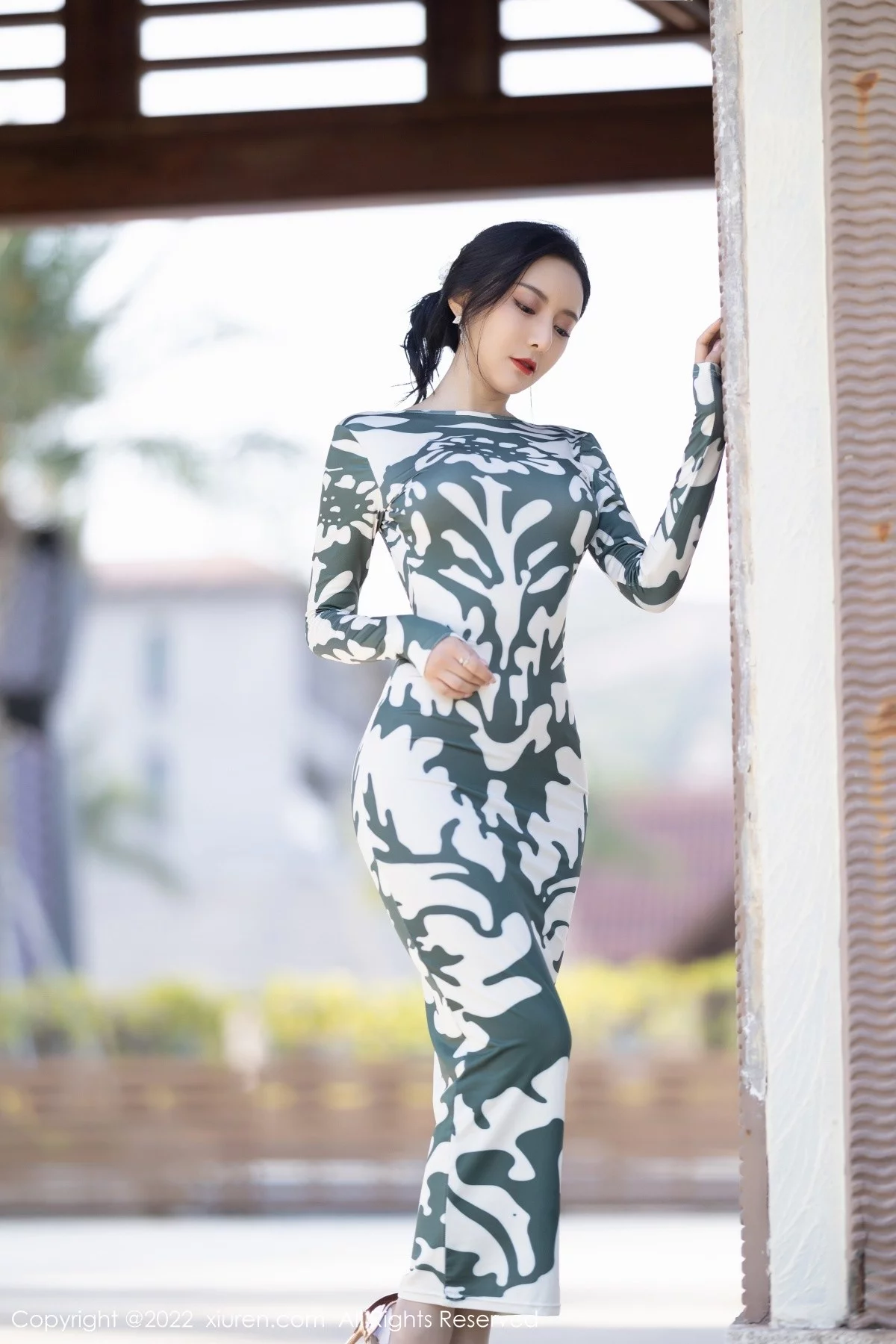 [[XiuRen秀人网]秀人网]No.5194_女神王馨瑶yanni厦门旅拍脱紧身连衣裙露灰色蕾丝内衣诱惑写真90P