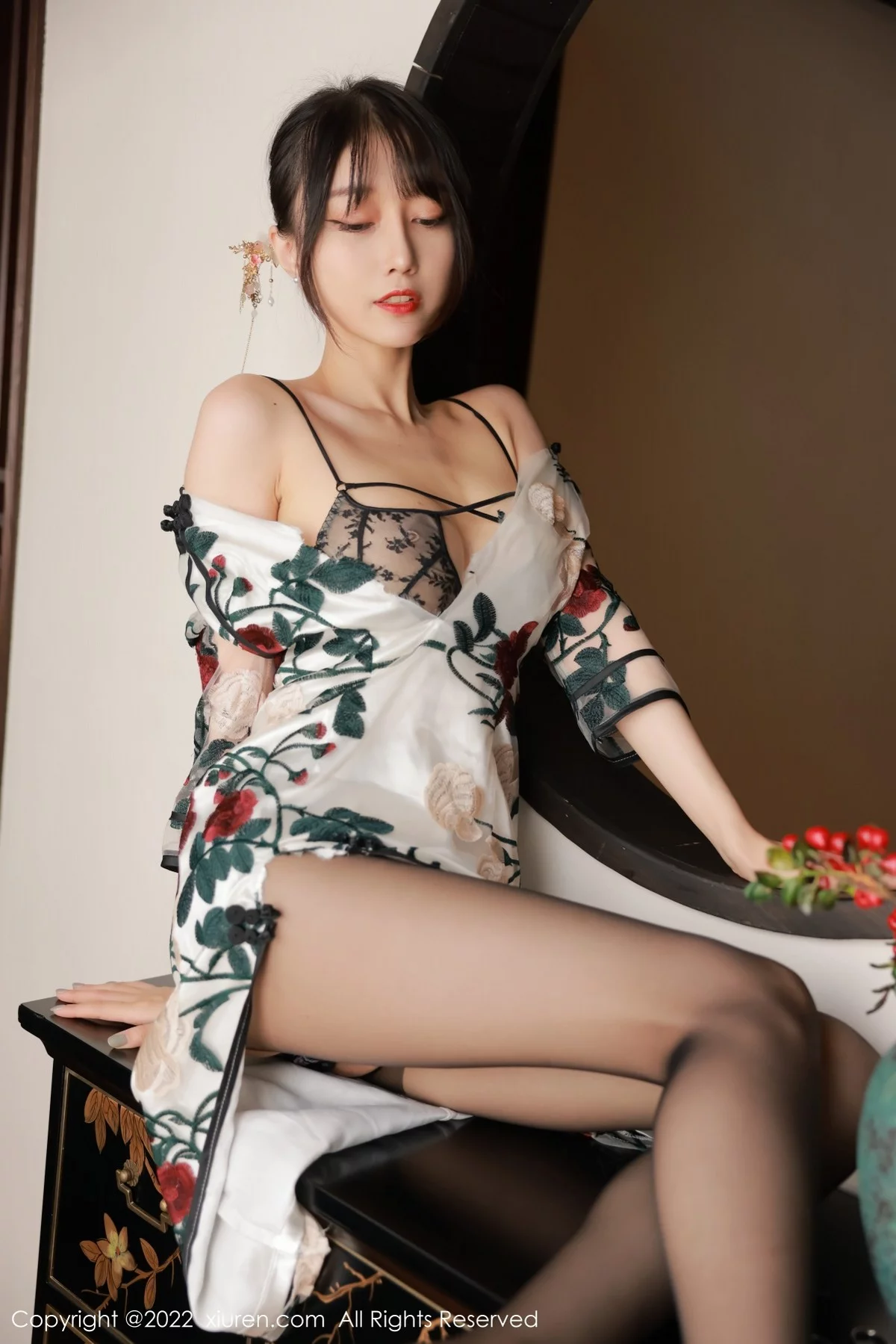 [[XiuRen秀人网]秀人网]No.5199_模特玥儿玥er澳门旅拍半脱露黑色轻透内衣配超薄黑丝诱惑写真77P