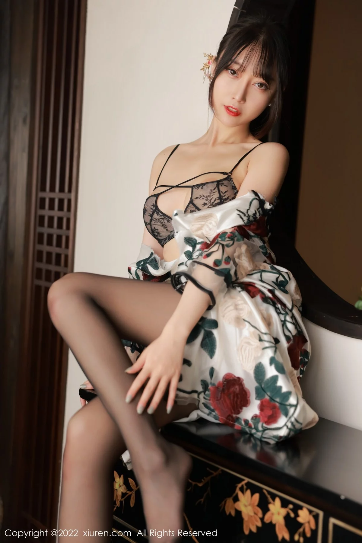 [[XiuRen秀人网]秀人网]No.5199_模特玥儿玥er澳门旅拍半脱露黑色轻透内衣配超薄黑丝诱惑写真77P