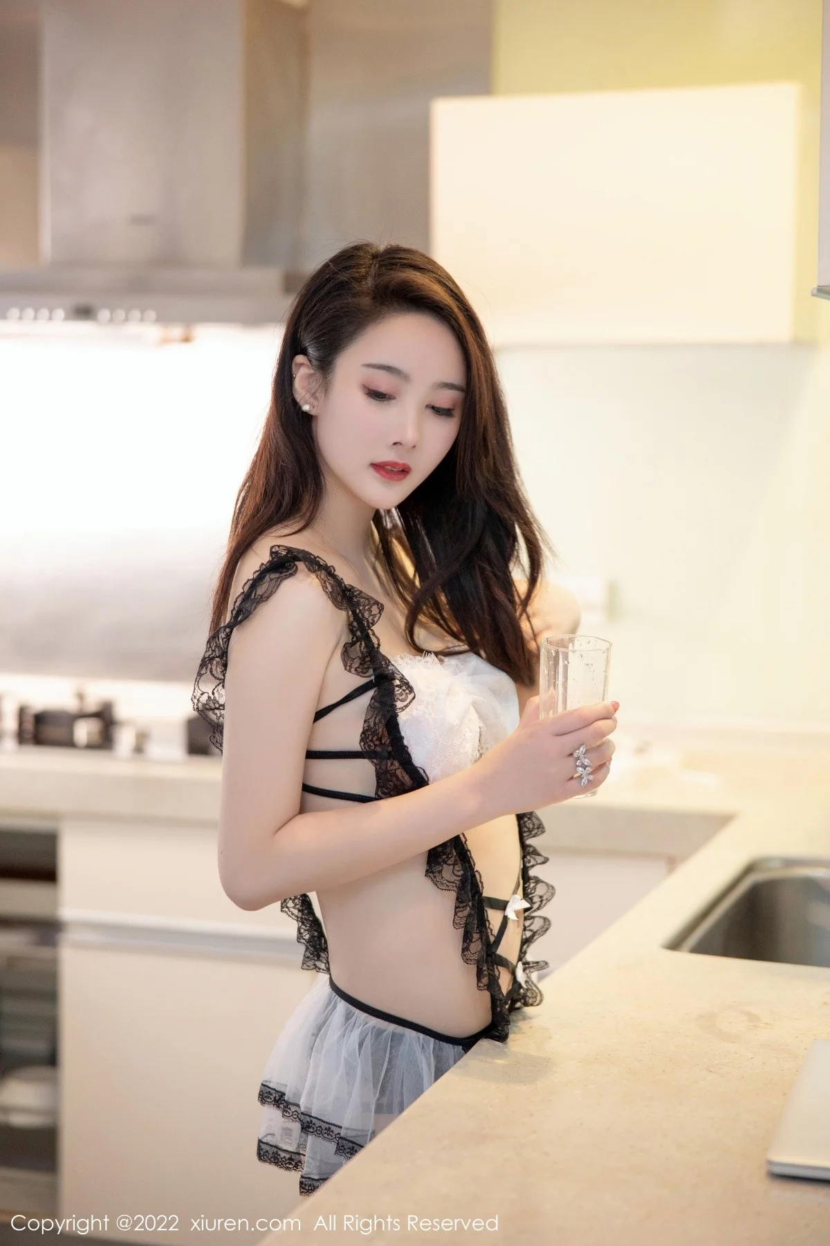 [[XiuRen秀人网]秀人网]No.5197_模特Summer宝宝性感黑白蕾丝服饰配黑丝袜秀完美身材诱惑写真43P