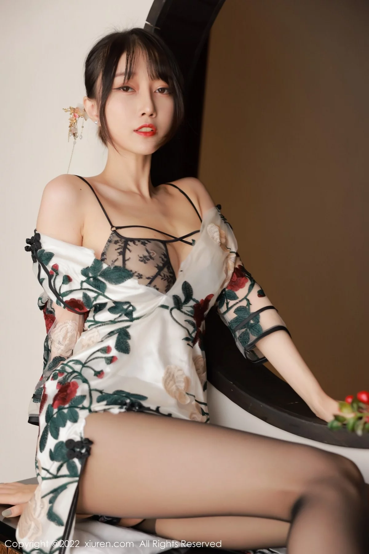 [[XiuRen秀人网]秀人网]No.5199_模特玥儿玥er澳门旅拍半脱露黑色轻透内衣配超薄黑丝诱惑写真77P