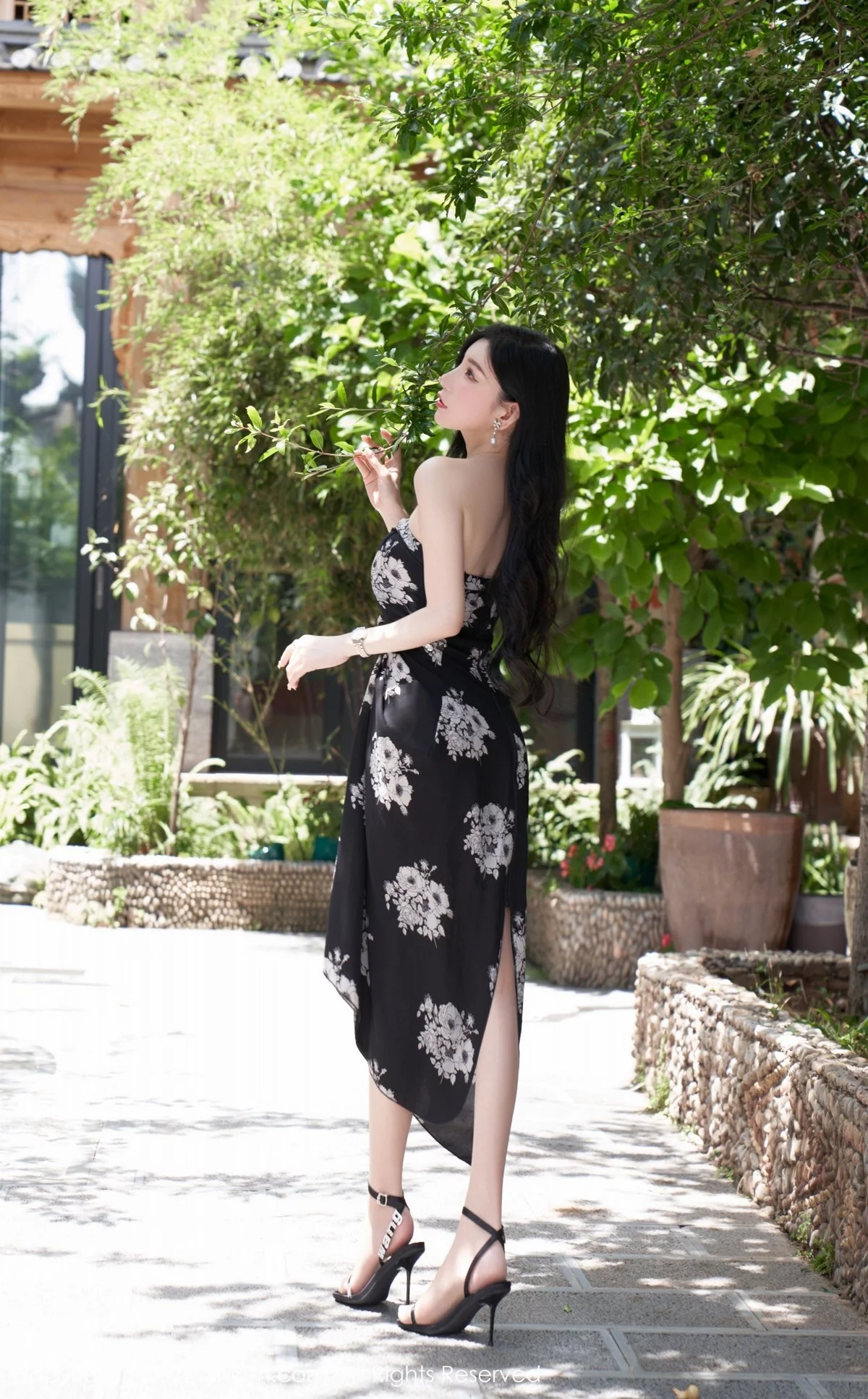 [[XiuRen秀人网]秀人网]No.5307_女神周于希Sally心愿旅拍黑色露肩连衣长裙秀完美身材诱惑写真90P