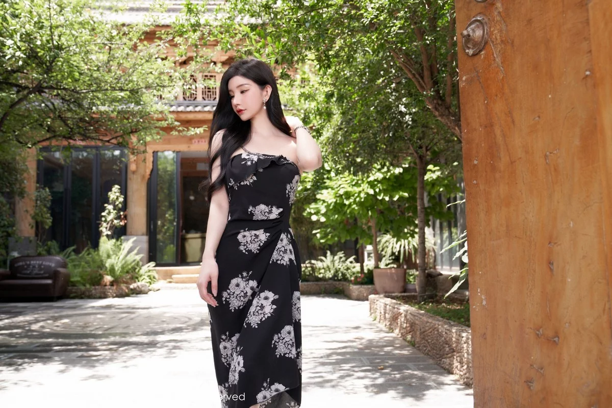 [[XiuRen秀人网]秀人网]No.5307_女神周于希Sally心愿旅拍黑色露肩连衣长裙秀完美身材诱惑写真90P