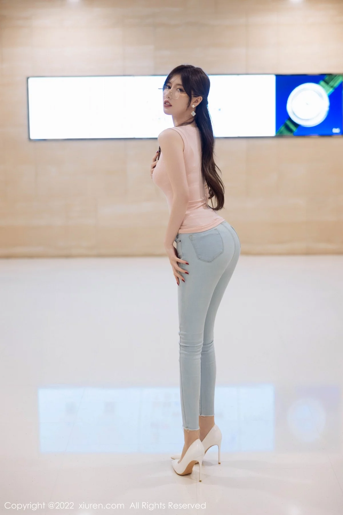 [[XiuRen秀人网]秀人网]No.5306_模特美桃酱海南心愿旅拍粉色收身衣+私房白色女仆性感迷人写真73P