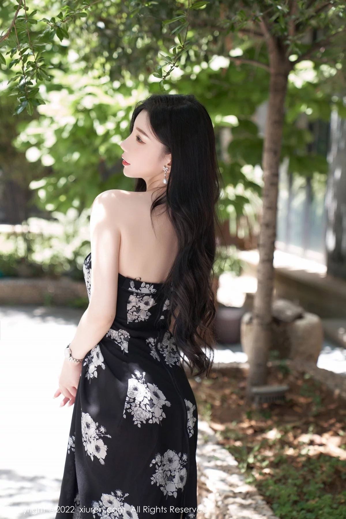 [[XiuRen秀人网]秀人网]No.5307_女神周于希Sally心愿旅拍黑色露肩连衣长裙秀完美身材诱惑写真90P