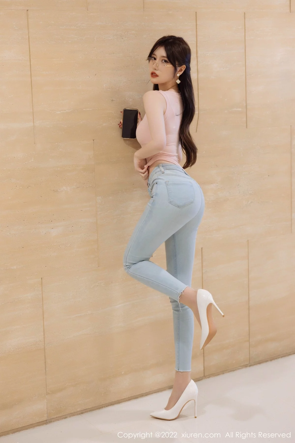 [[XiuRen秀人网]秀人网]No.5306_模特美桃酱海南心愿旅拍粉色收身衣+私房白色女仆性感迷人写真73P