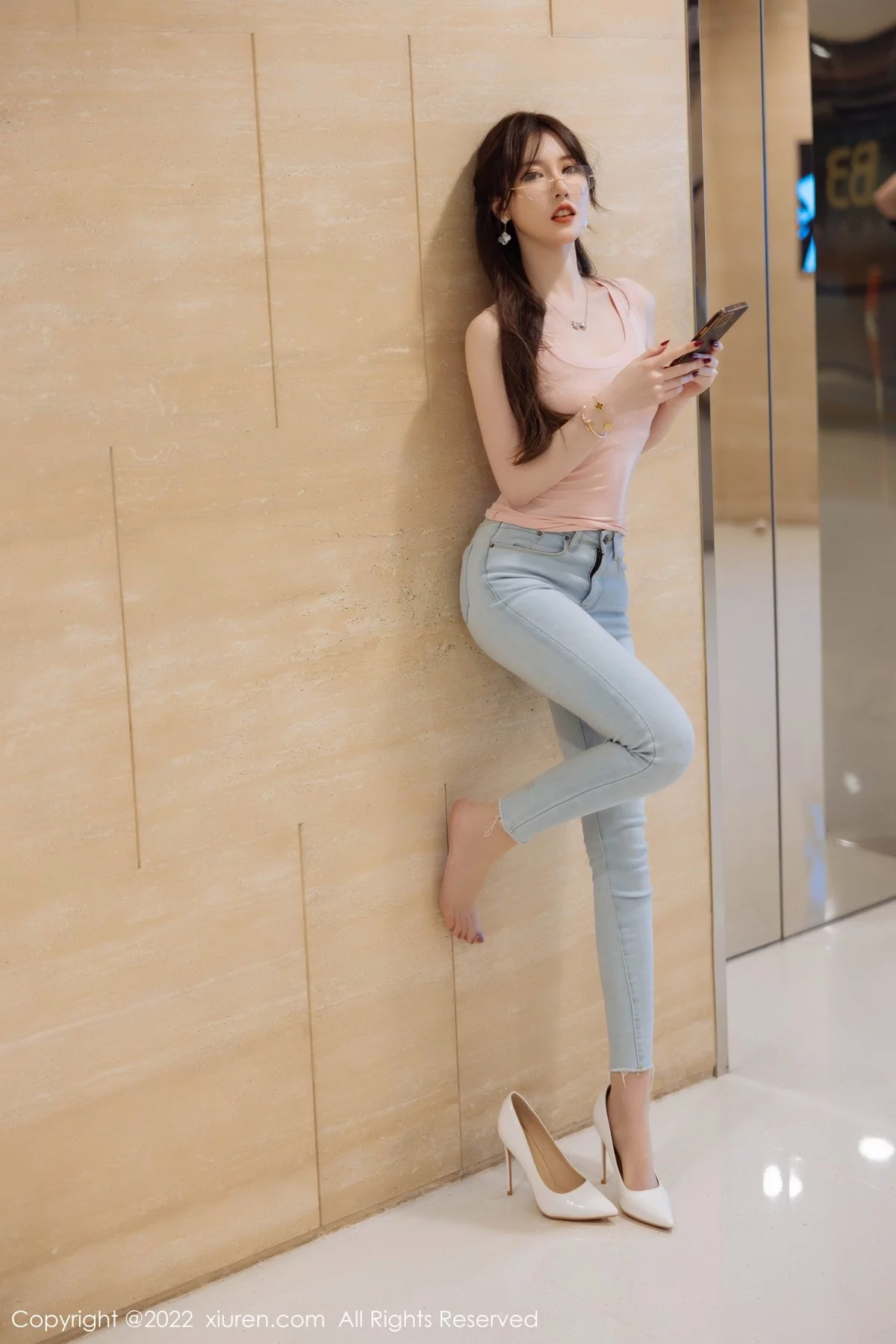 [[XiuRen秀人网]秀人网]No.5306_模特美桃酱海南心愿旅拍粉色收身衣+私房白色女仆性感迷人写真73P